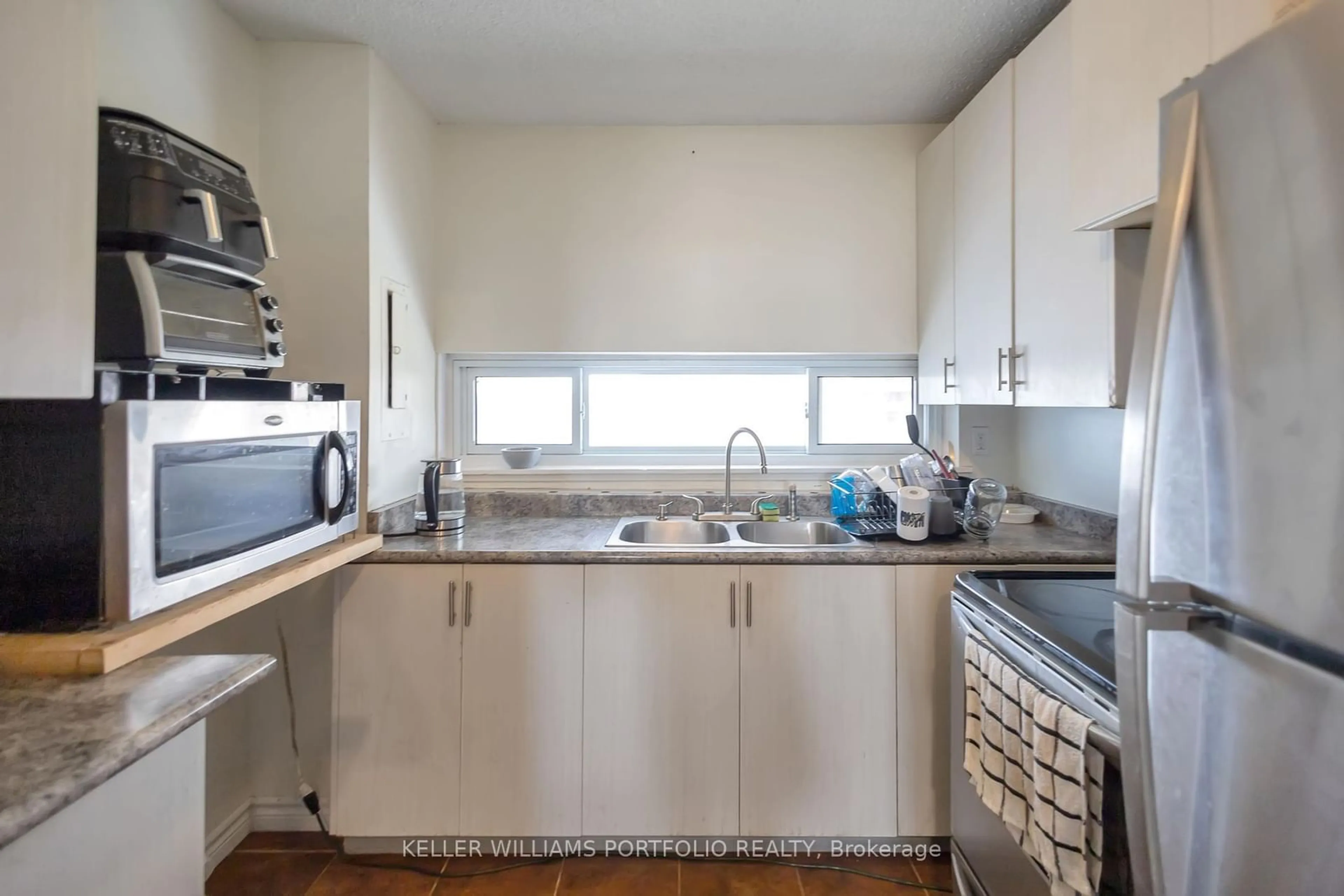 Standard kitchen for 4673 Jane St #707, Toronto Ontario M3W 2L1