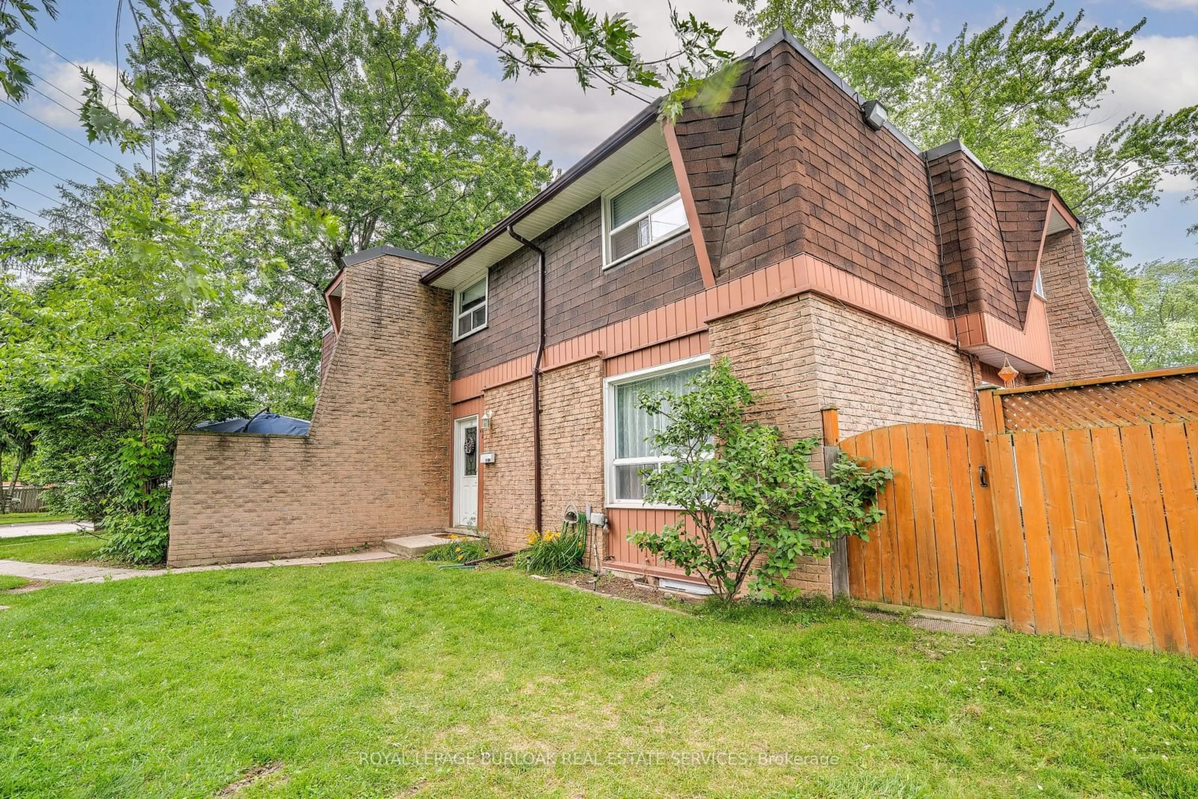 Home with brick exterior material for 665 Francis Rd #2, Burlington Ontario L7T 3X6