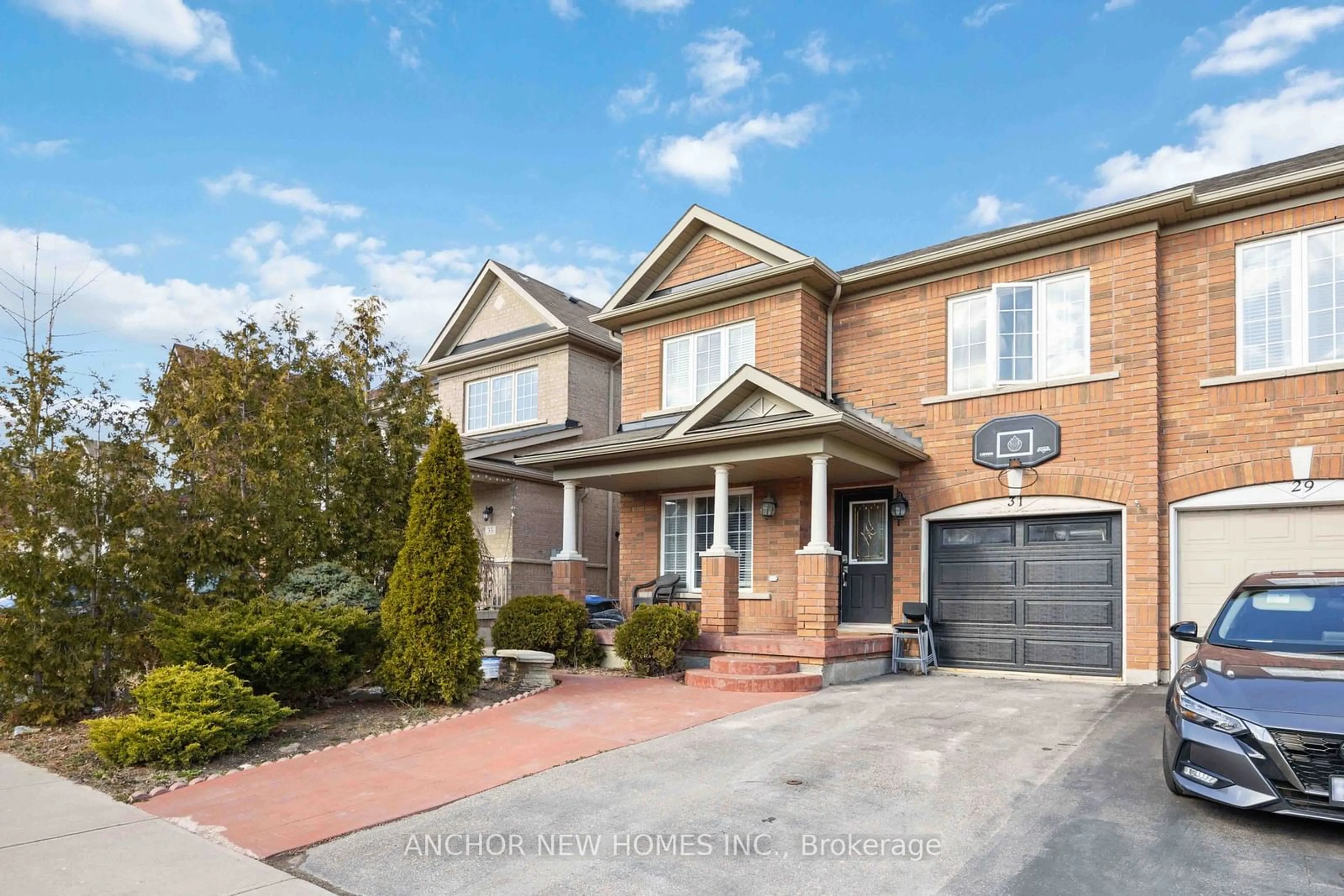 Home with brick exterior material for 31 Quailvalley Dr, Brampton Ontario L6R 0N4