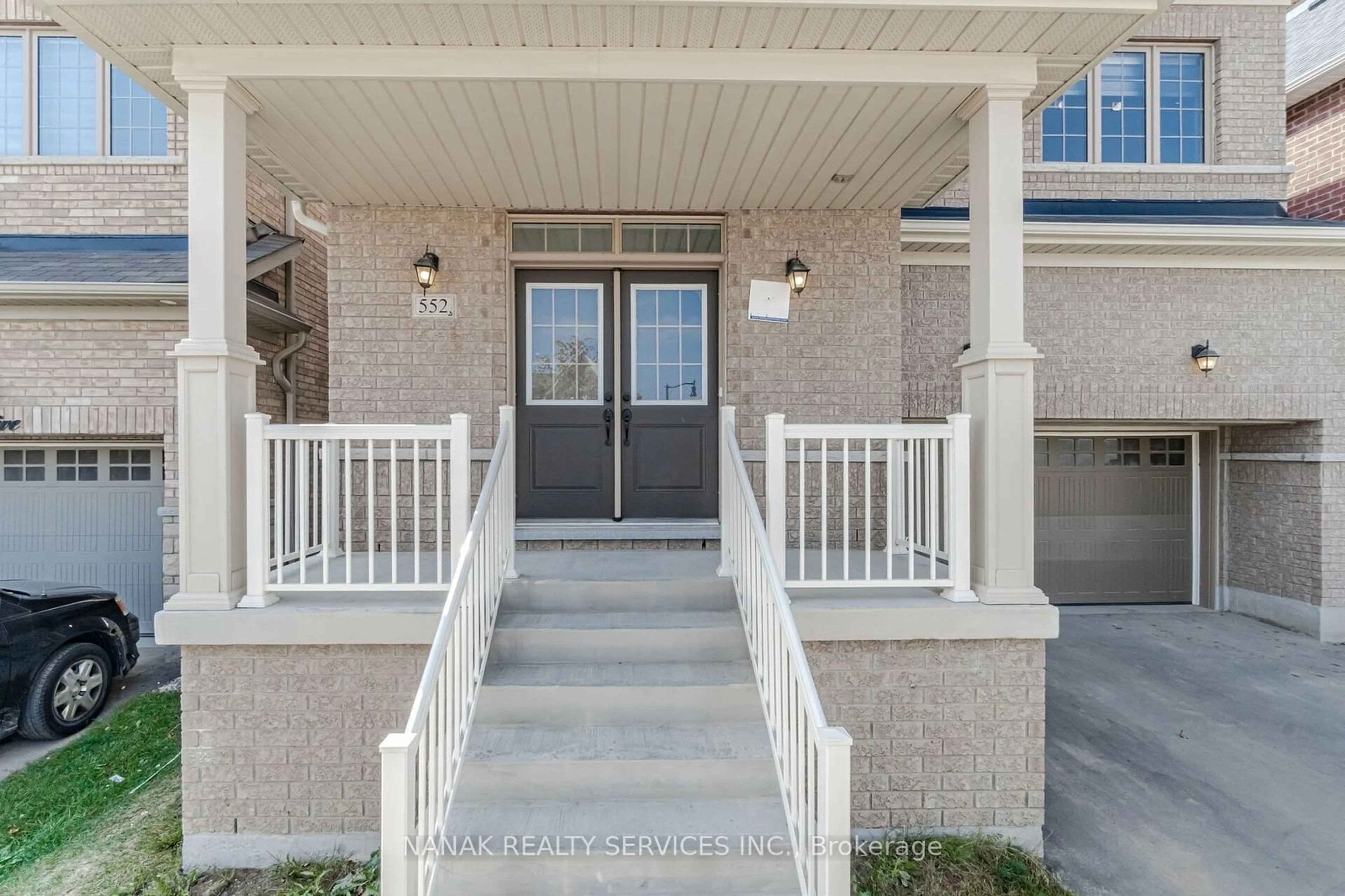 Indoor entryway for 552 Brisdale Dr, Brampton Ontario L7A 4J2