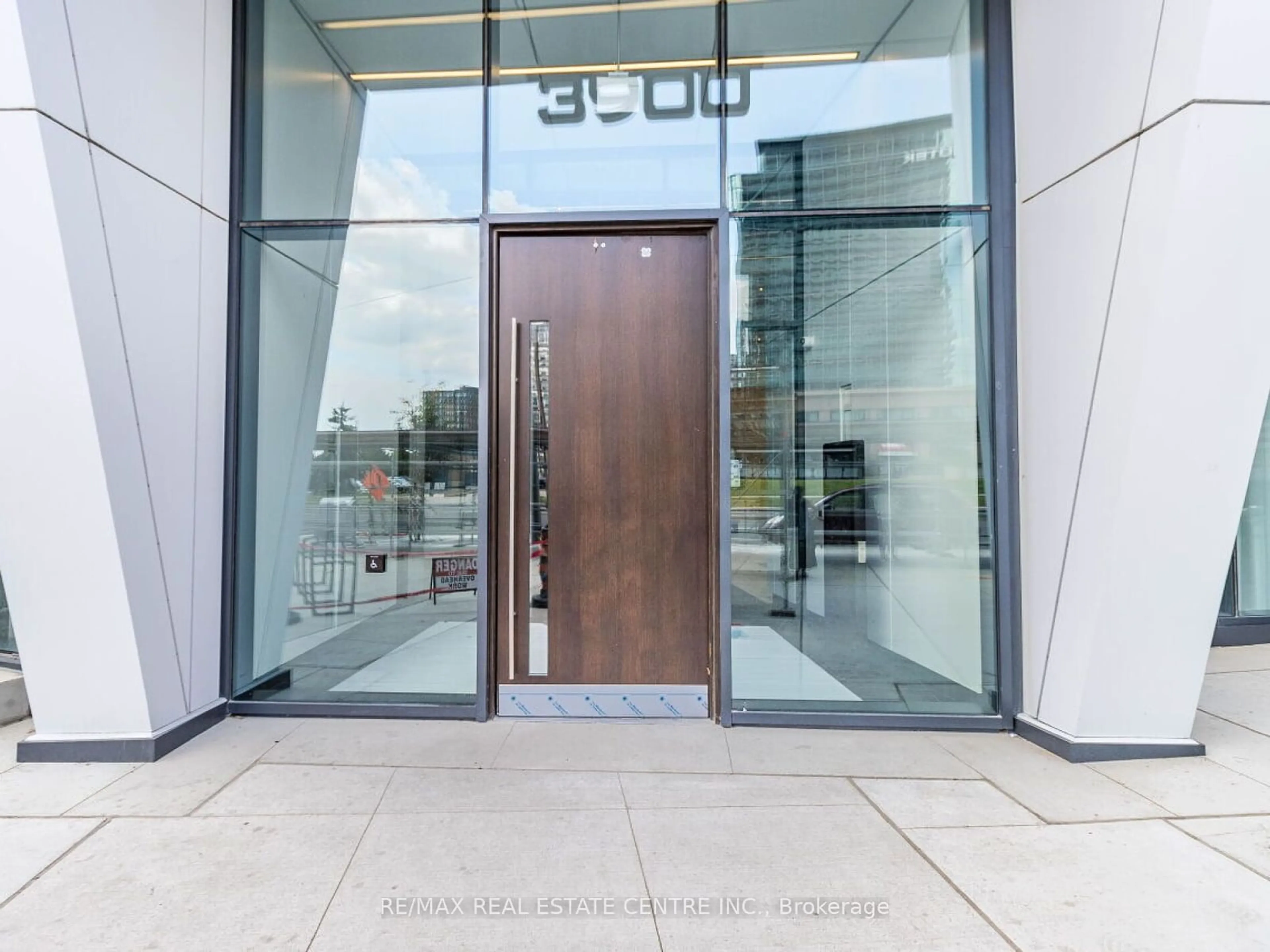 Indoor foyer for 3900 Confederation Pkwy #6004, Mississauga Ontario L5B 0K7