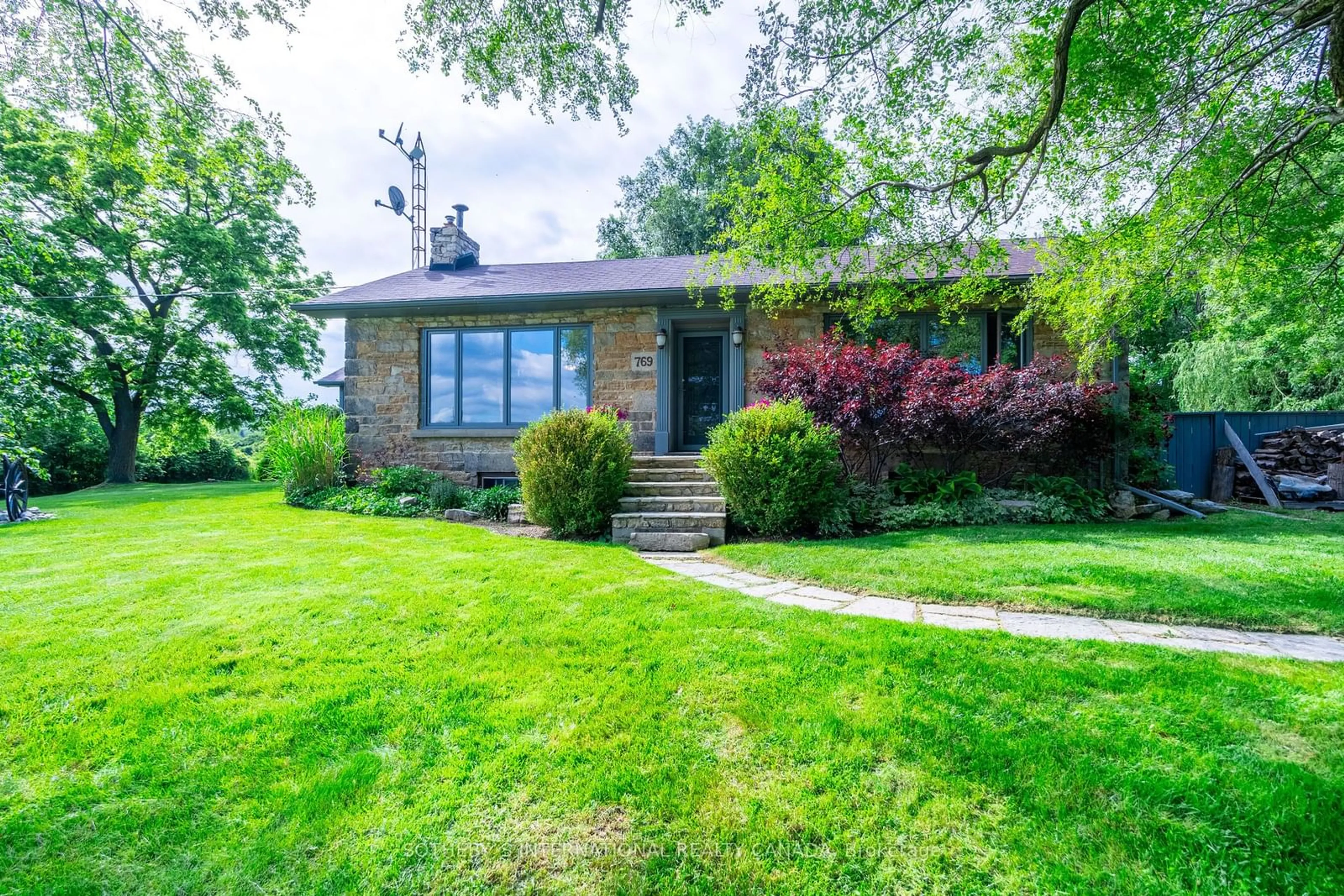 Outside view for 769 Old York Rd, Burlington Ontario L7P 4X8