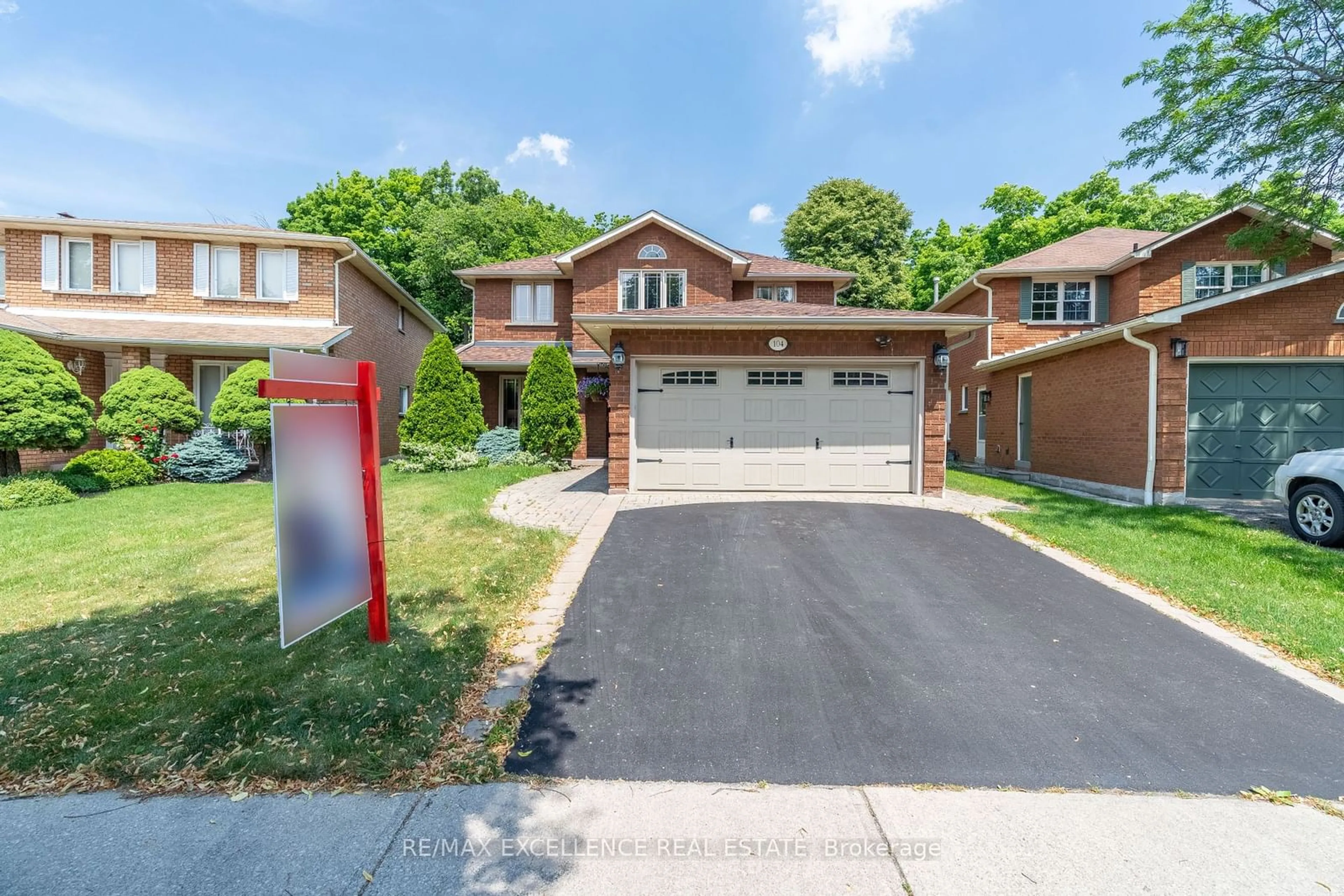 Frontside or backside of a home for 104 Coronation Circ, Brampton Ontario L6Z 4A6