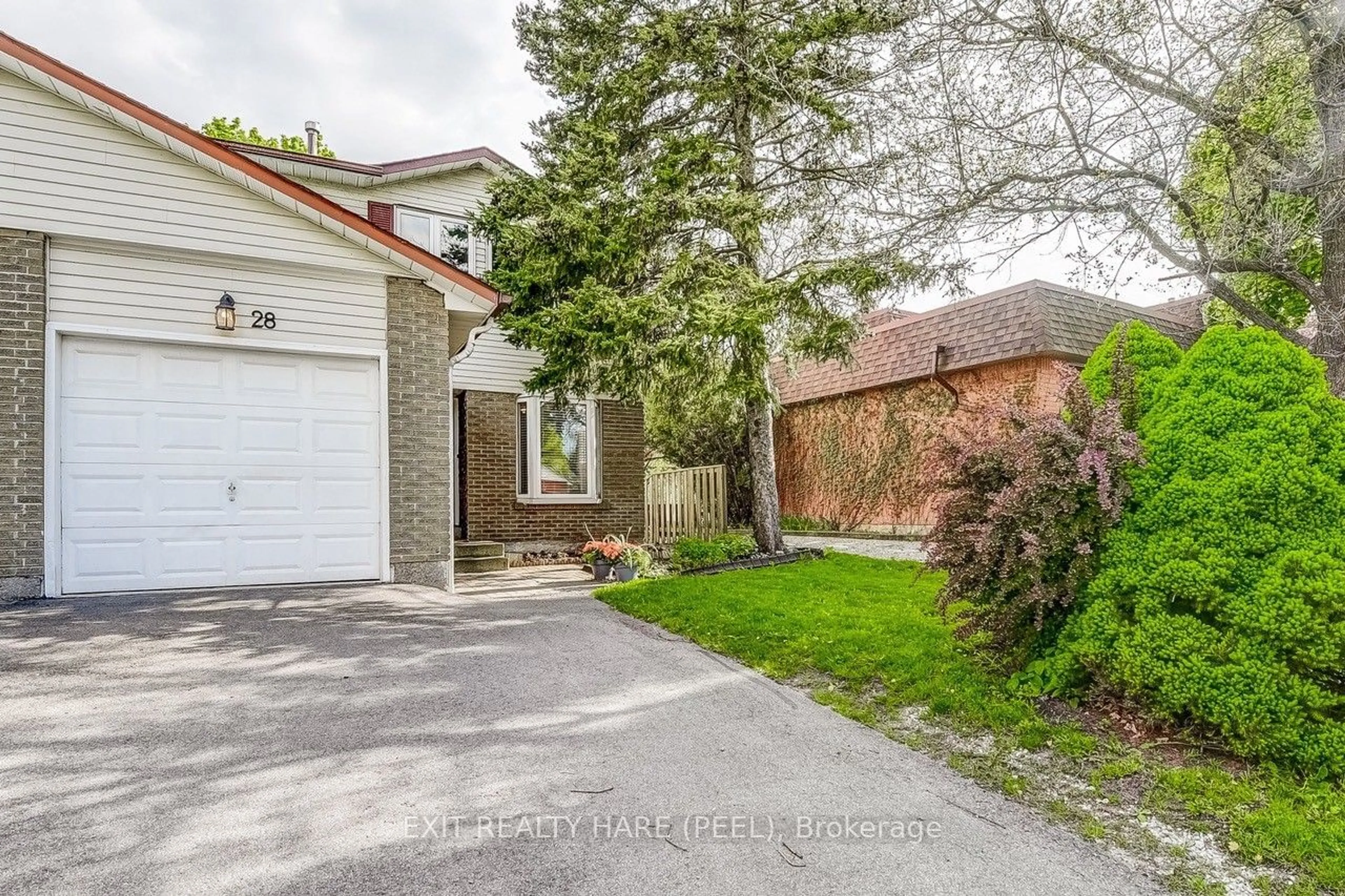 Frontside or backside of a home for 28 Parkside Dr, Brampton Ontario L6Y 2G9