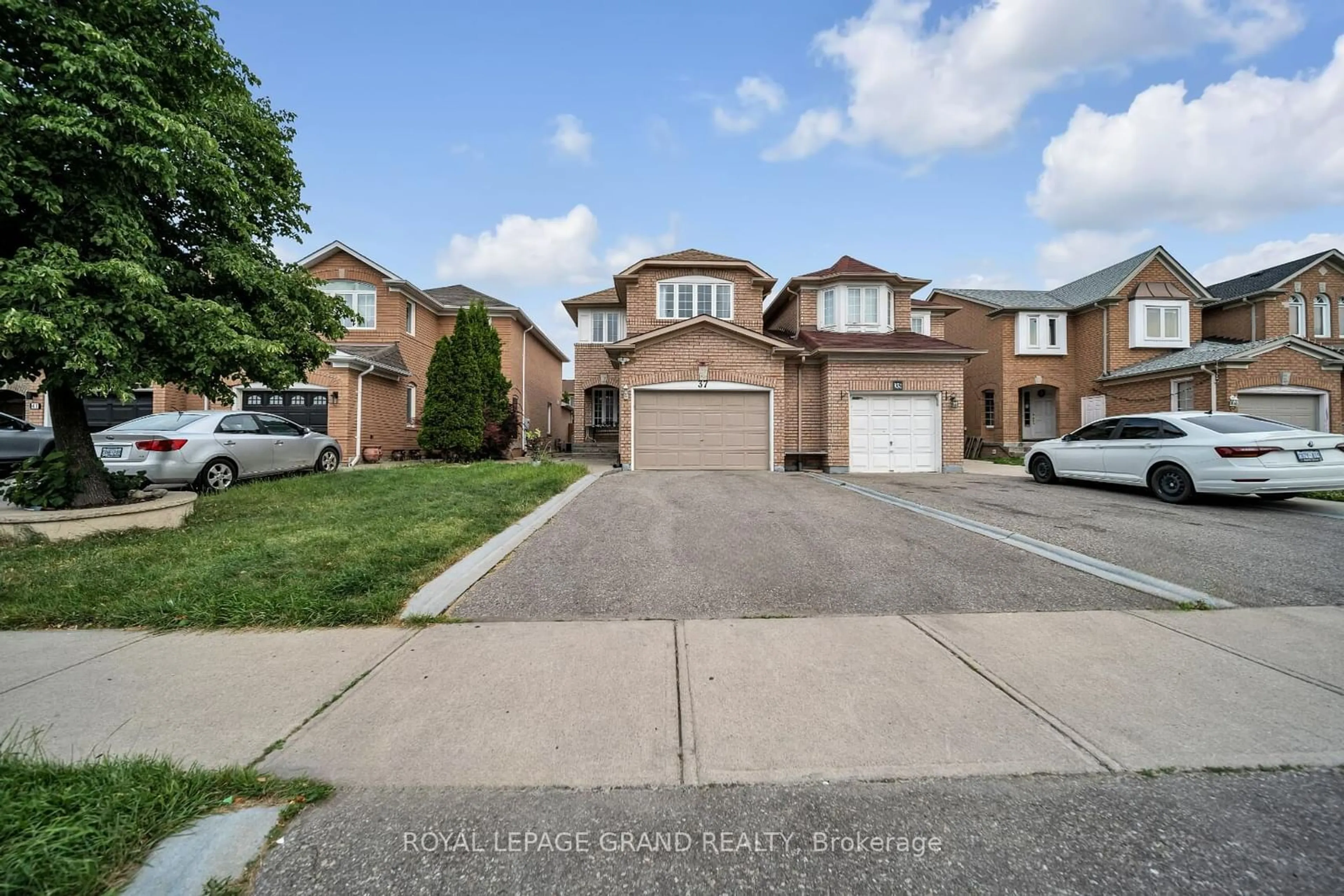 Frontside or backside of a home for 37 Fiddleneck Cres, Brampton Ontario L6R 1R3