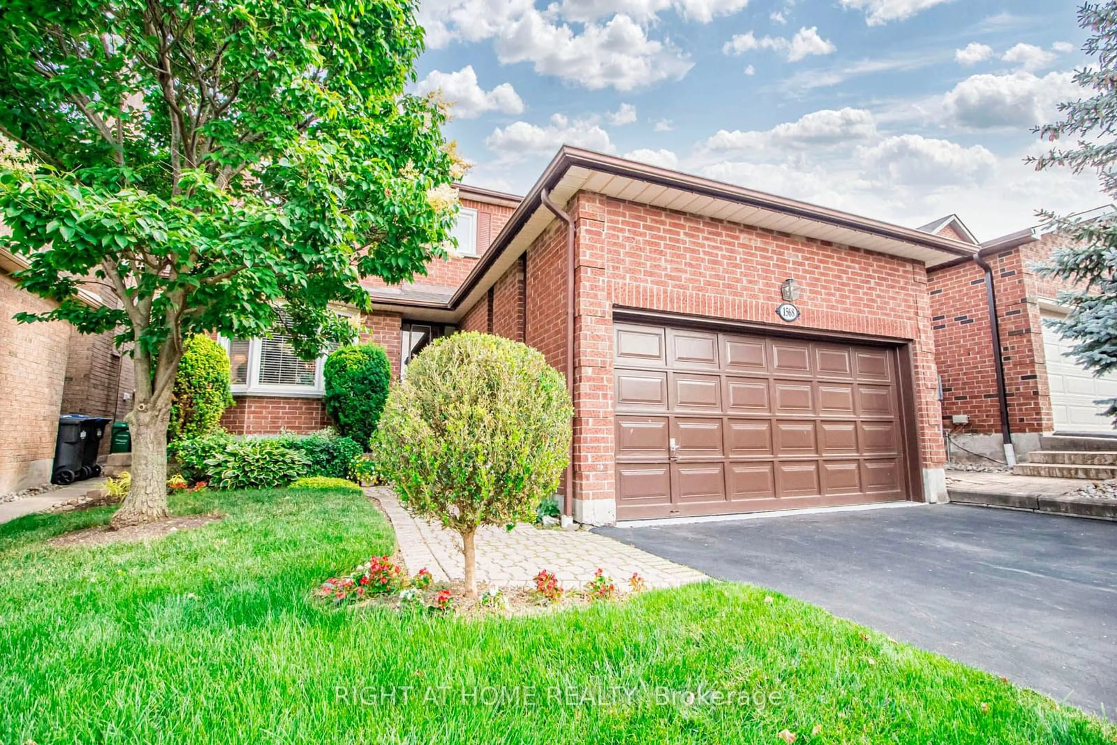 Home with brick exterior material for 1568 Stancombe Cres, Mississauga Ontario L5N 4P4