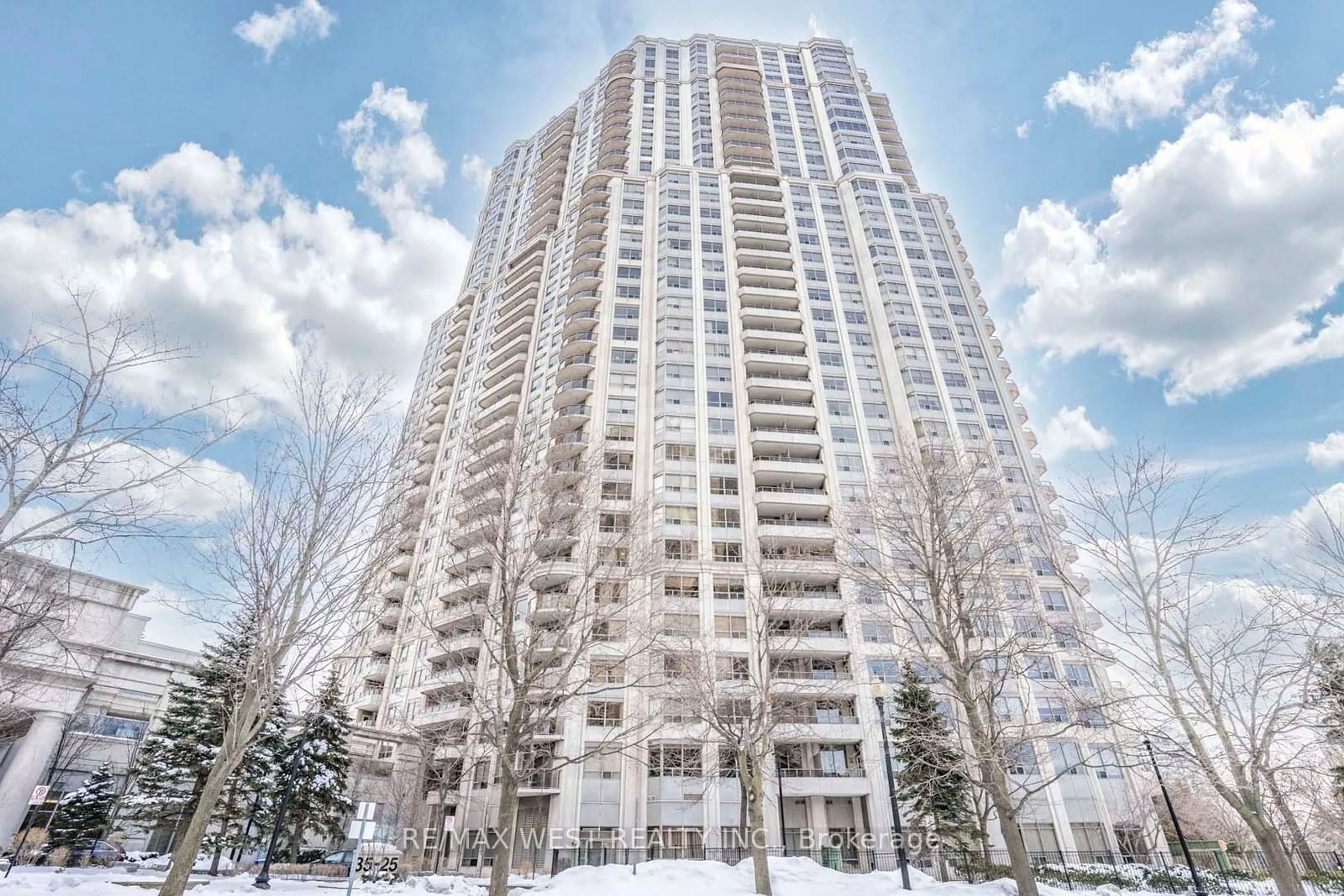 A pic from exterior of the house or condo for 25 Kingsbridge Garden Circ #Tph6, Mississauga Ontario L5R 4B1