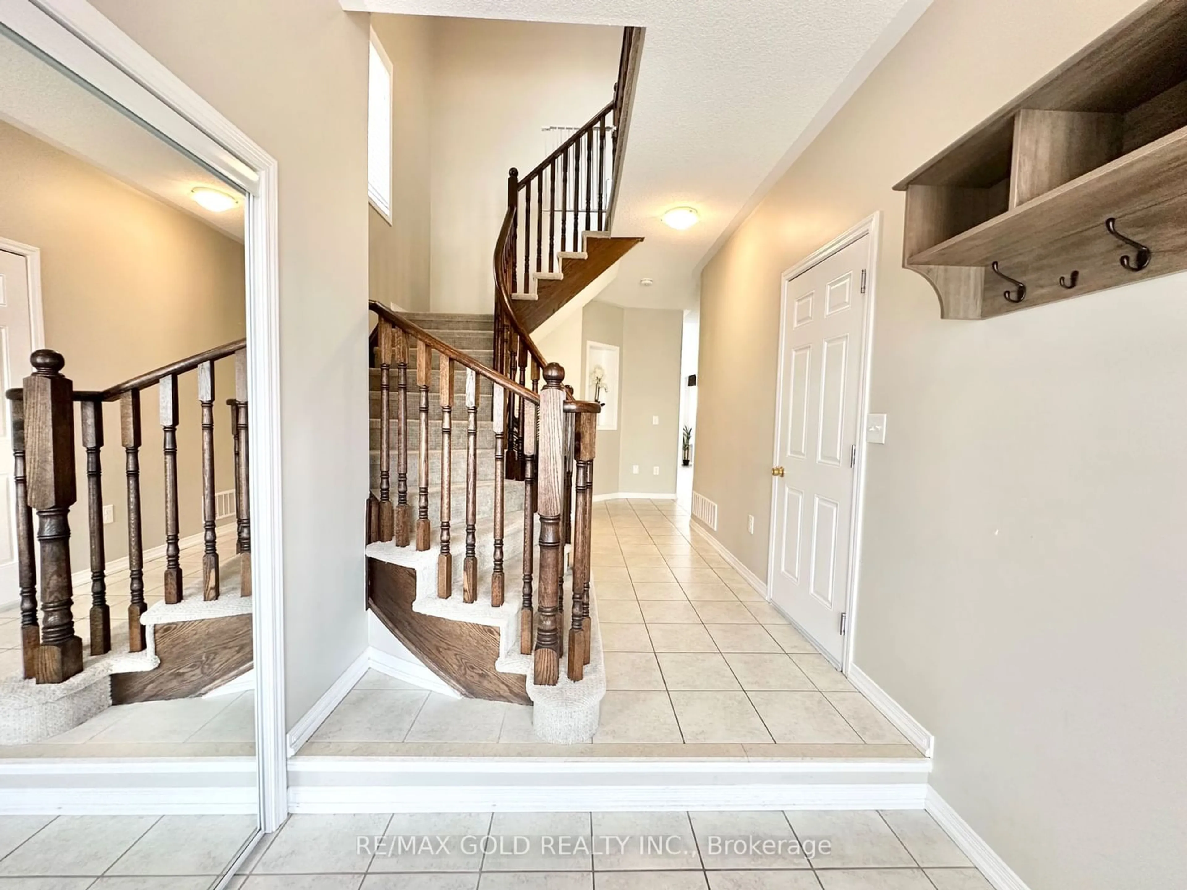 Indoor entryway for 3355 Minerva Way, Burlington Ontario L7M 0L4