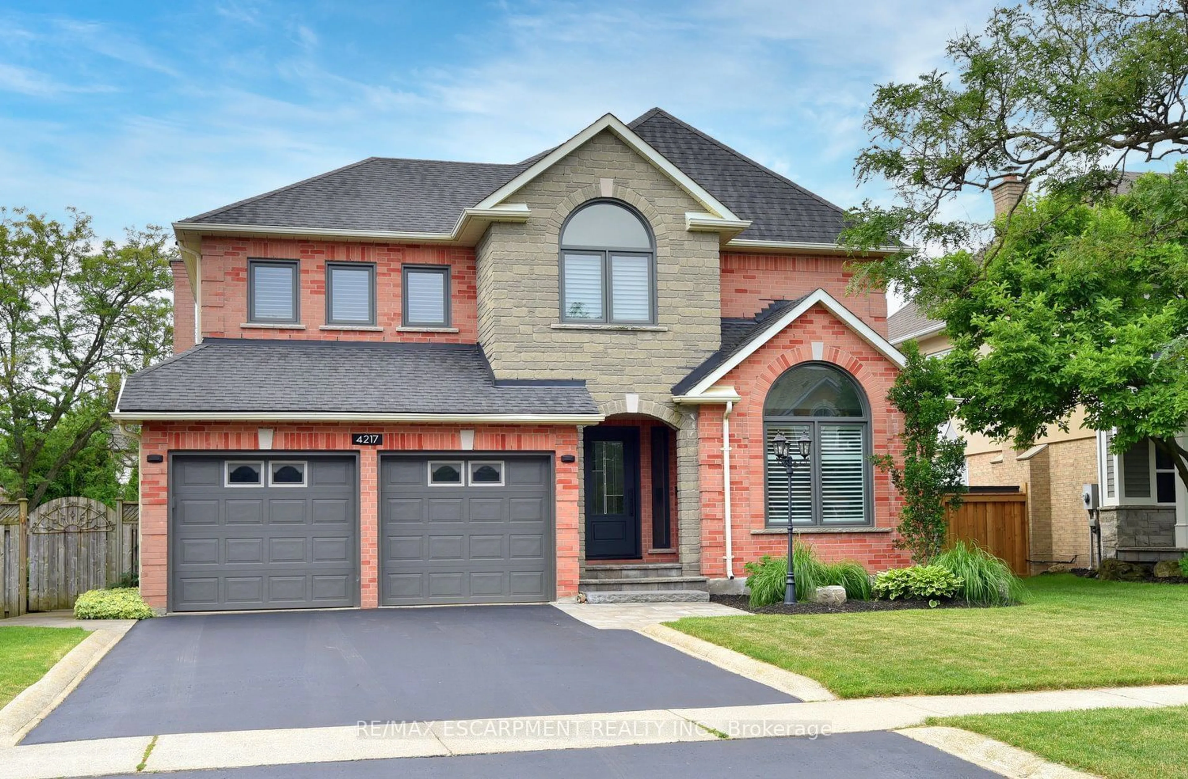 Home with brick exterior material for 4217 Gleneagles Crt, Burlington Ontario L7M 4A4