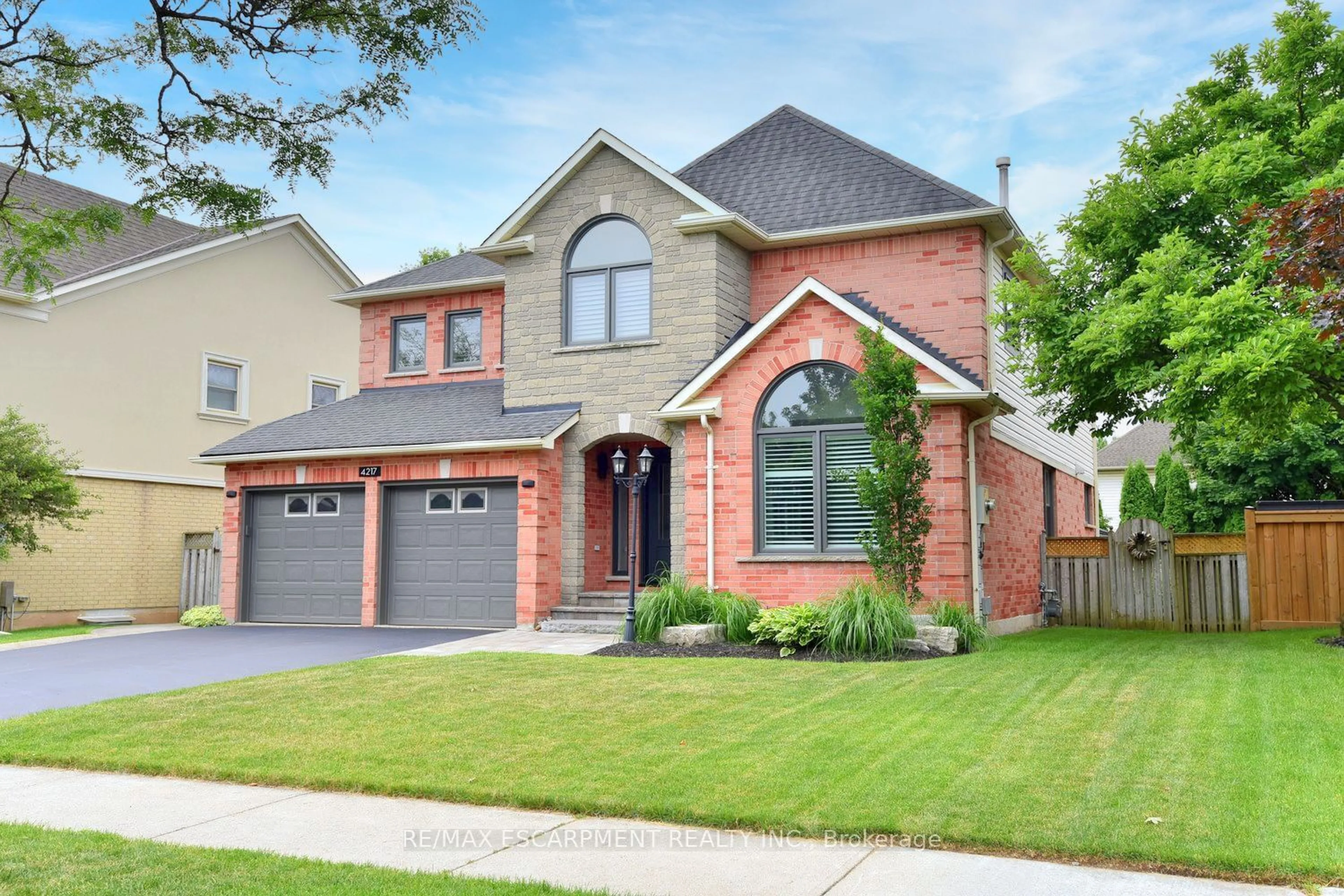 Home with brick exterior material for 4217 Gleneagles Crt, Burlington Ontario L7M 4A4