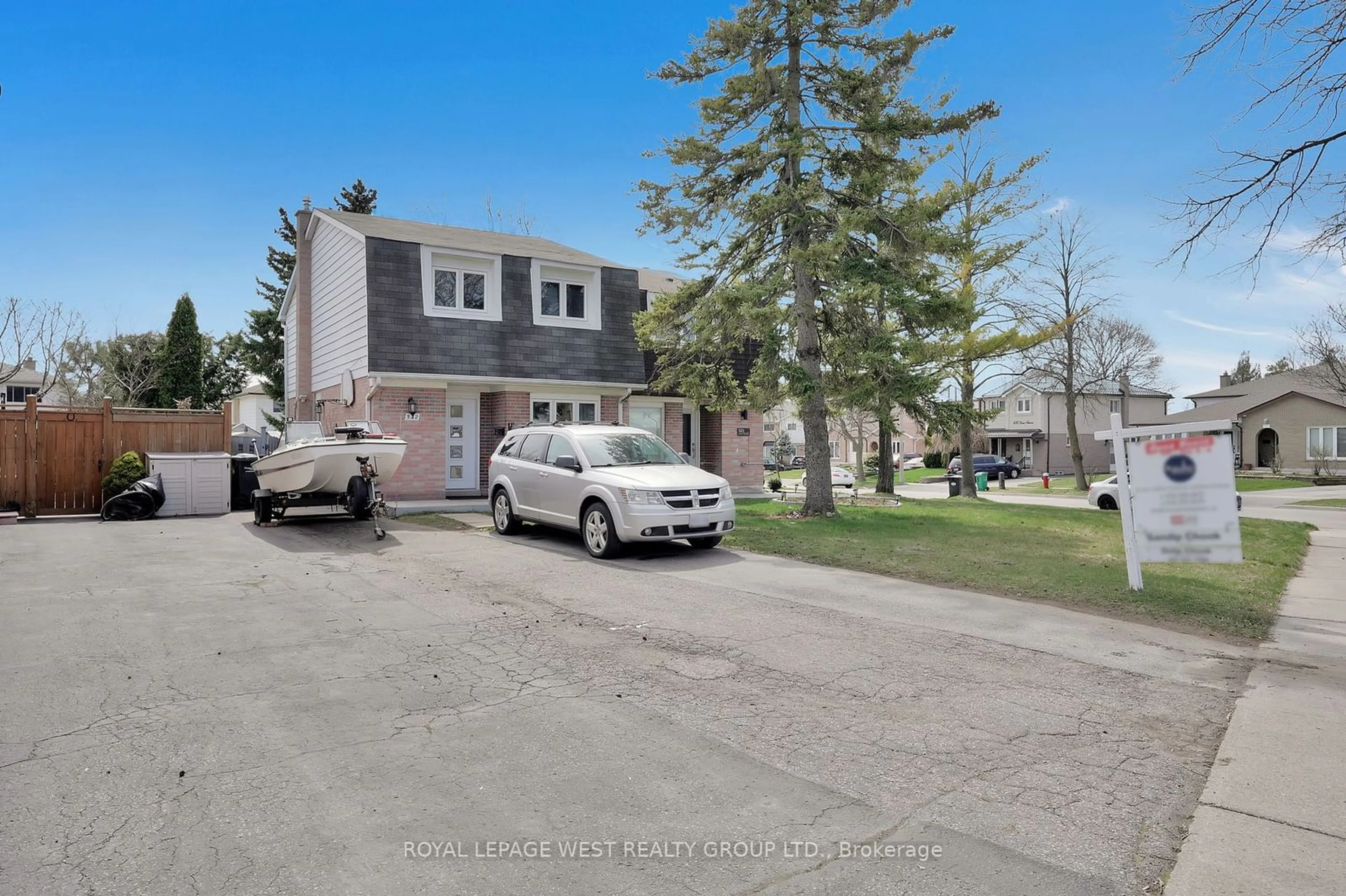 A pic from exterior of the house or condo for 522 Lana Terr, Mississauga Ontario L5A 3B3