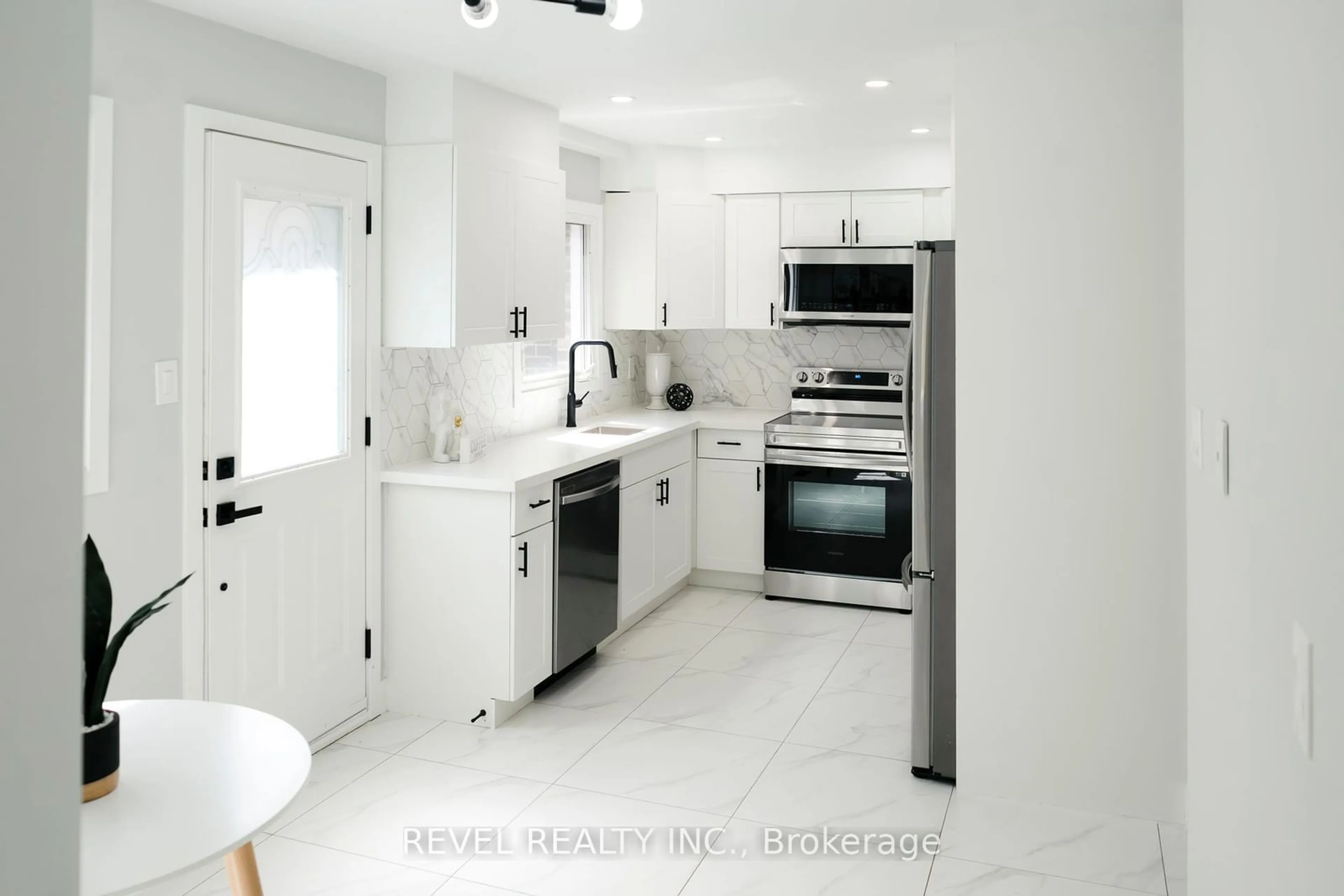 Contemporary kitchen for 113 Simmons Blvd, Brampton Ontario L6V 3X4