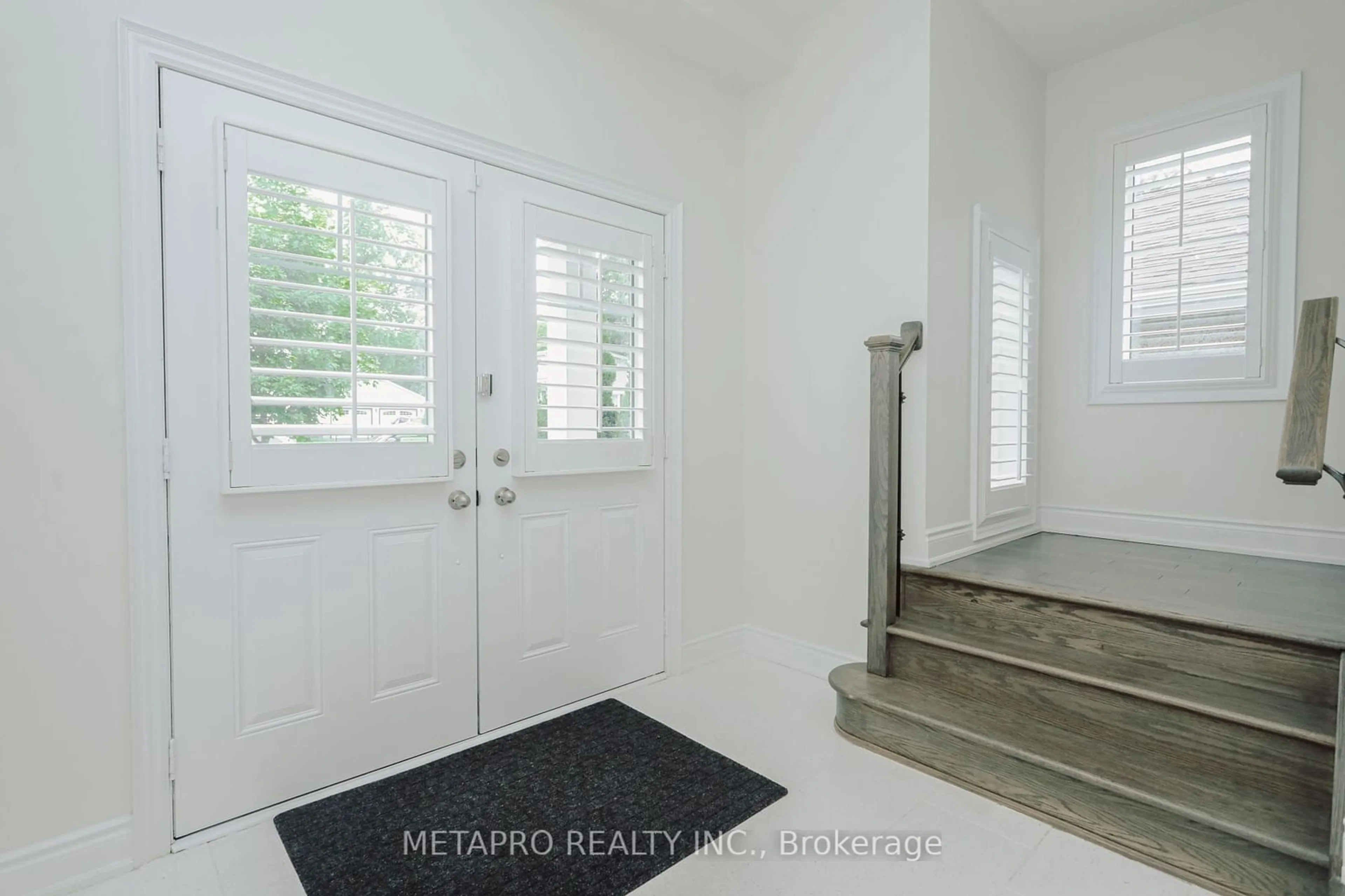 Indoor entryway for 792 Glenbrook Ave, Burlington Ontario L7T 1L7