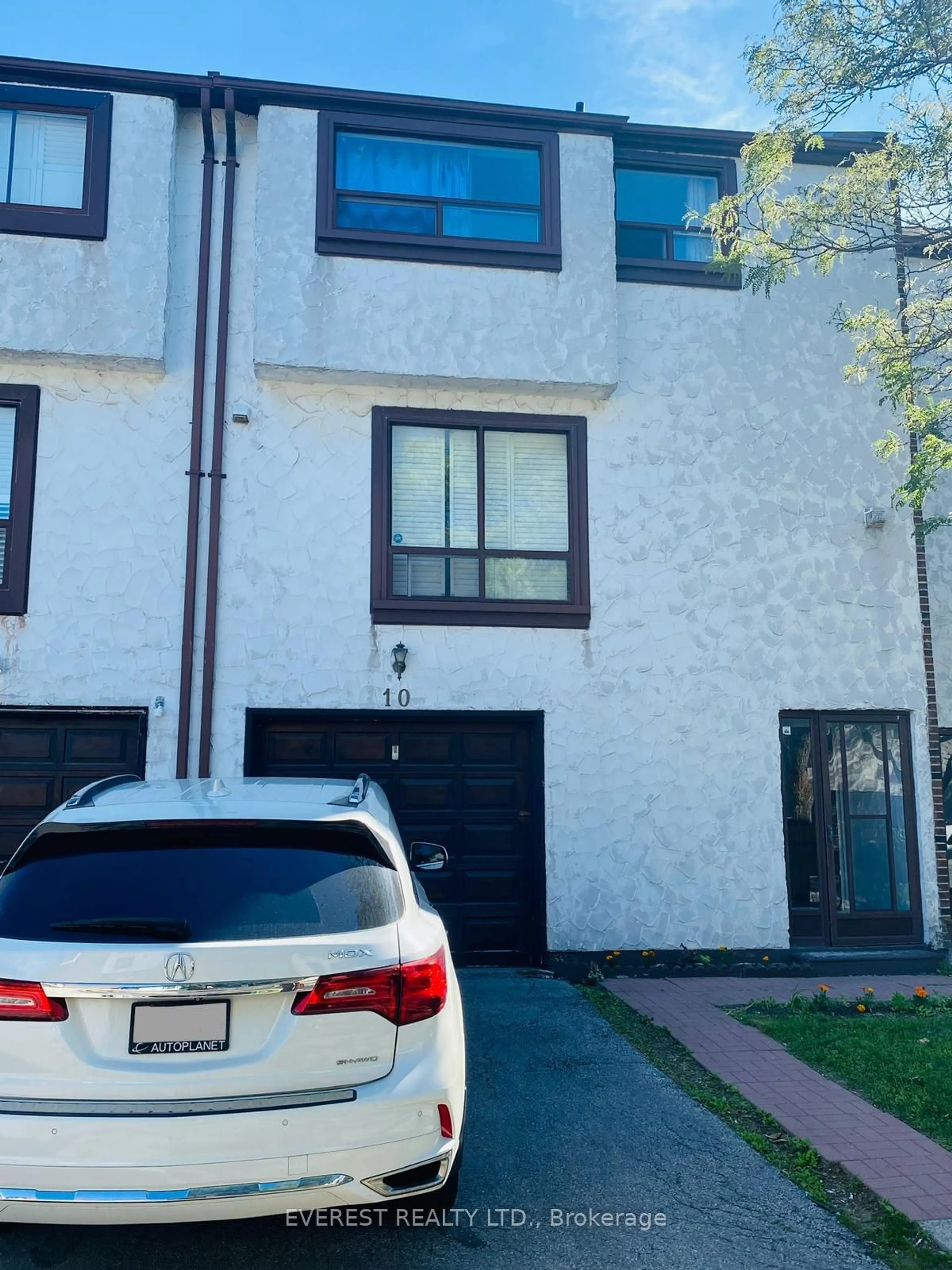 A pic from exterior of the house or condo for 4020 Brandon Gate Dr #10, Mississauga Ontario L4T 3W8