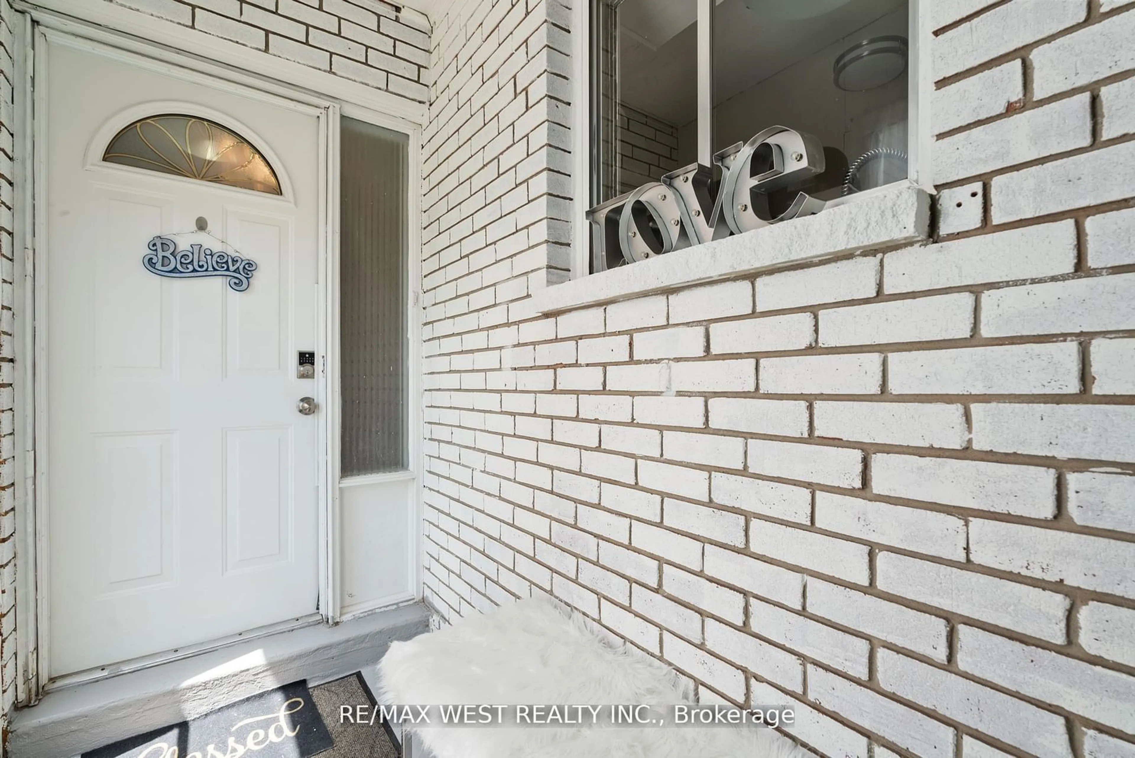 Indoor entryway for 97 Kingswood Dr, Brampton Ontario L6V 2X5