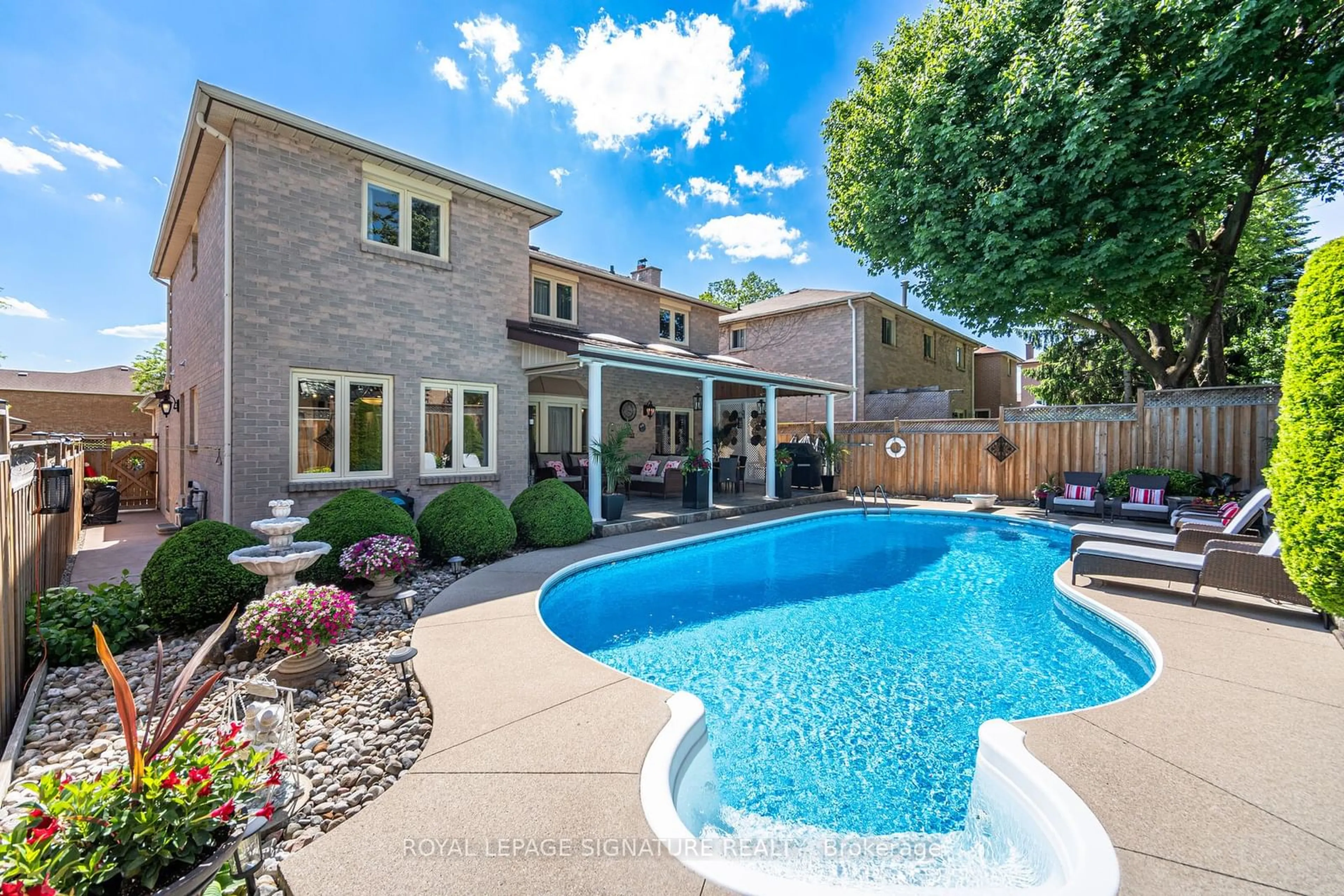 Indoor or outdoor pool for 236 Nottingham Dr, Oakville Ontario L6H 4H6