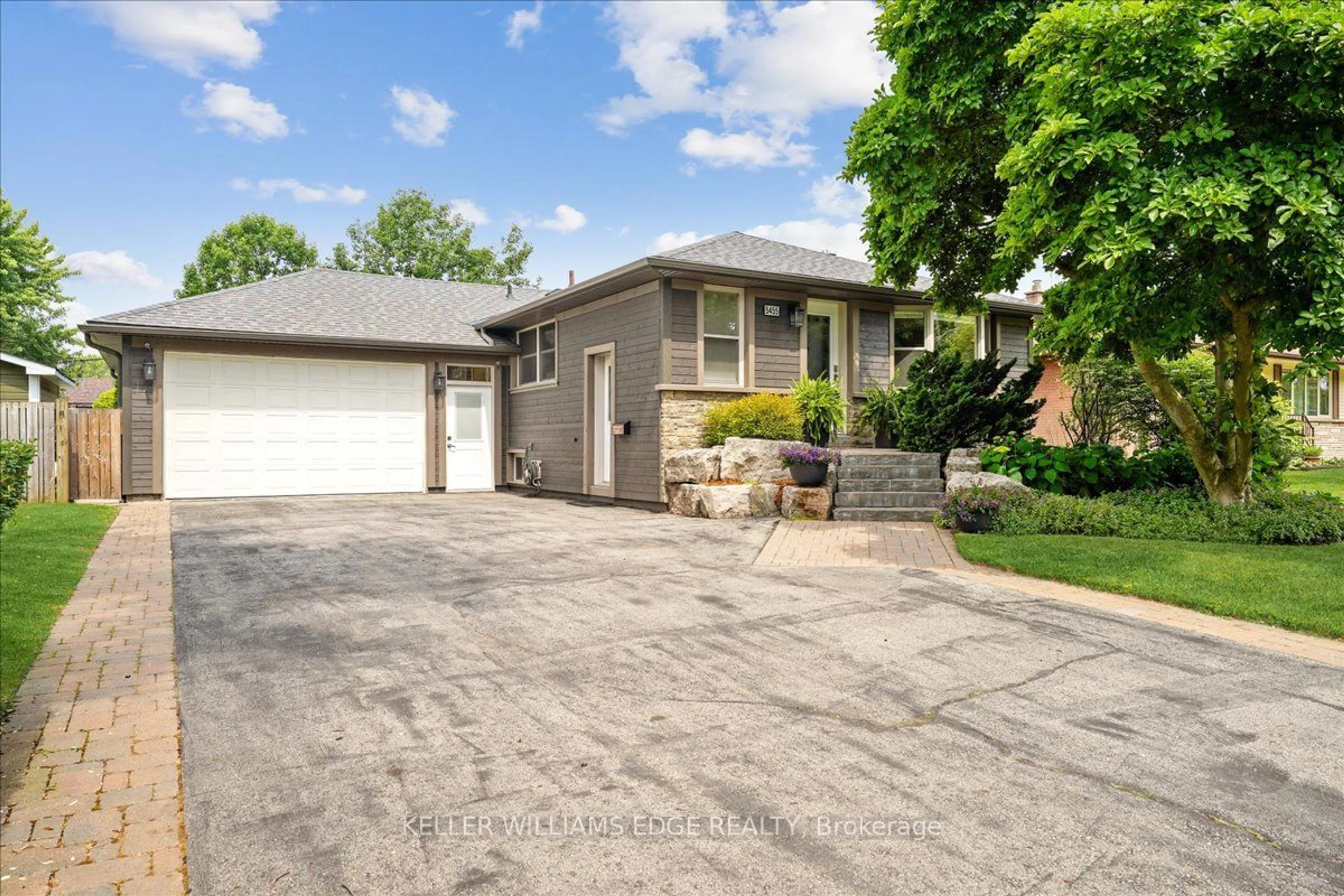 Frontside or backside of a home for 5455 Anthony Pl, Burlington Ontario L7L 3H1