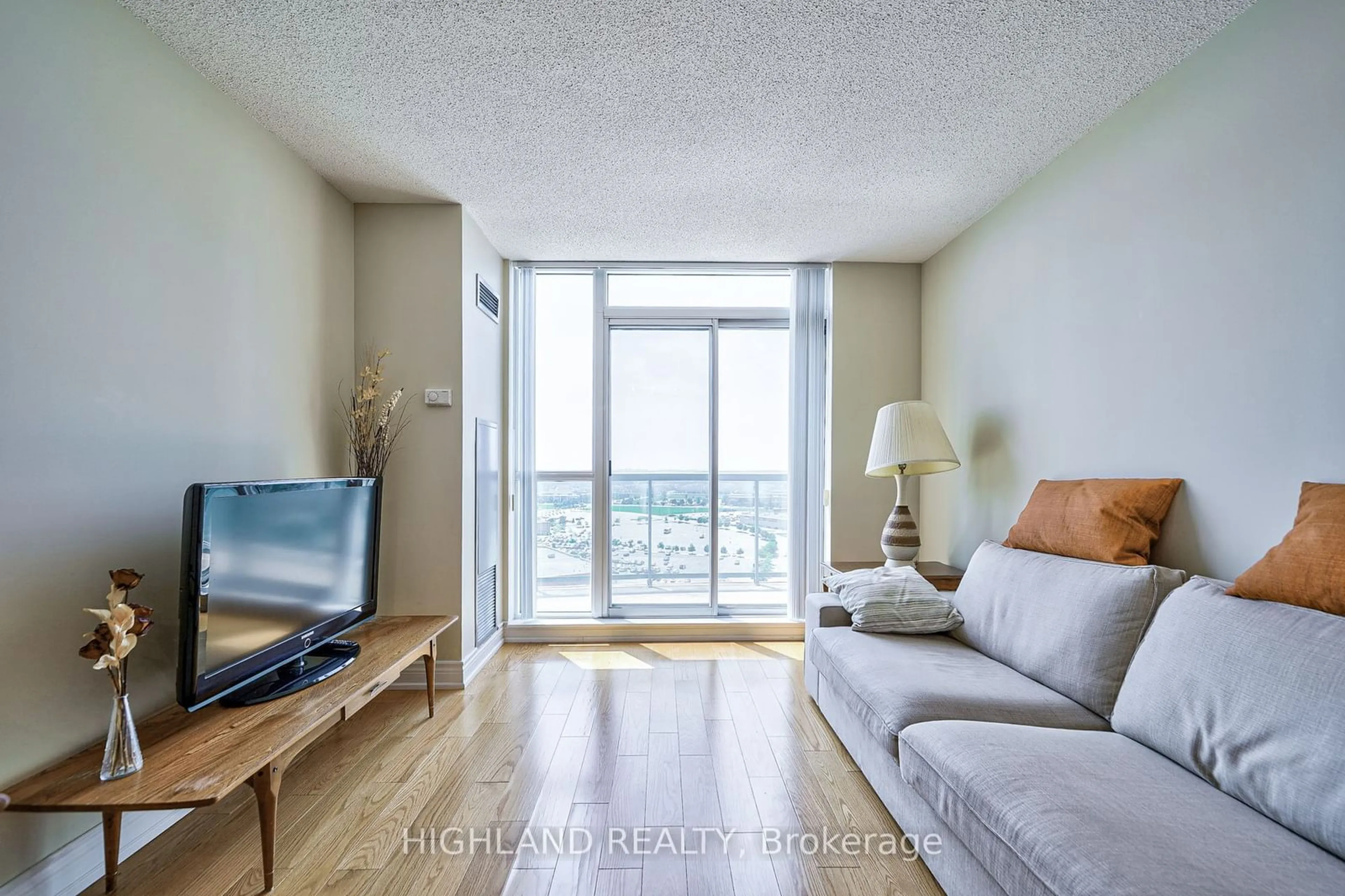 Living room for 2545 Erin Centre Blvd #Ph 06, Mississauga Ontario L5M 6Z9