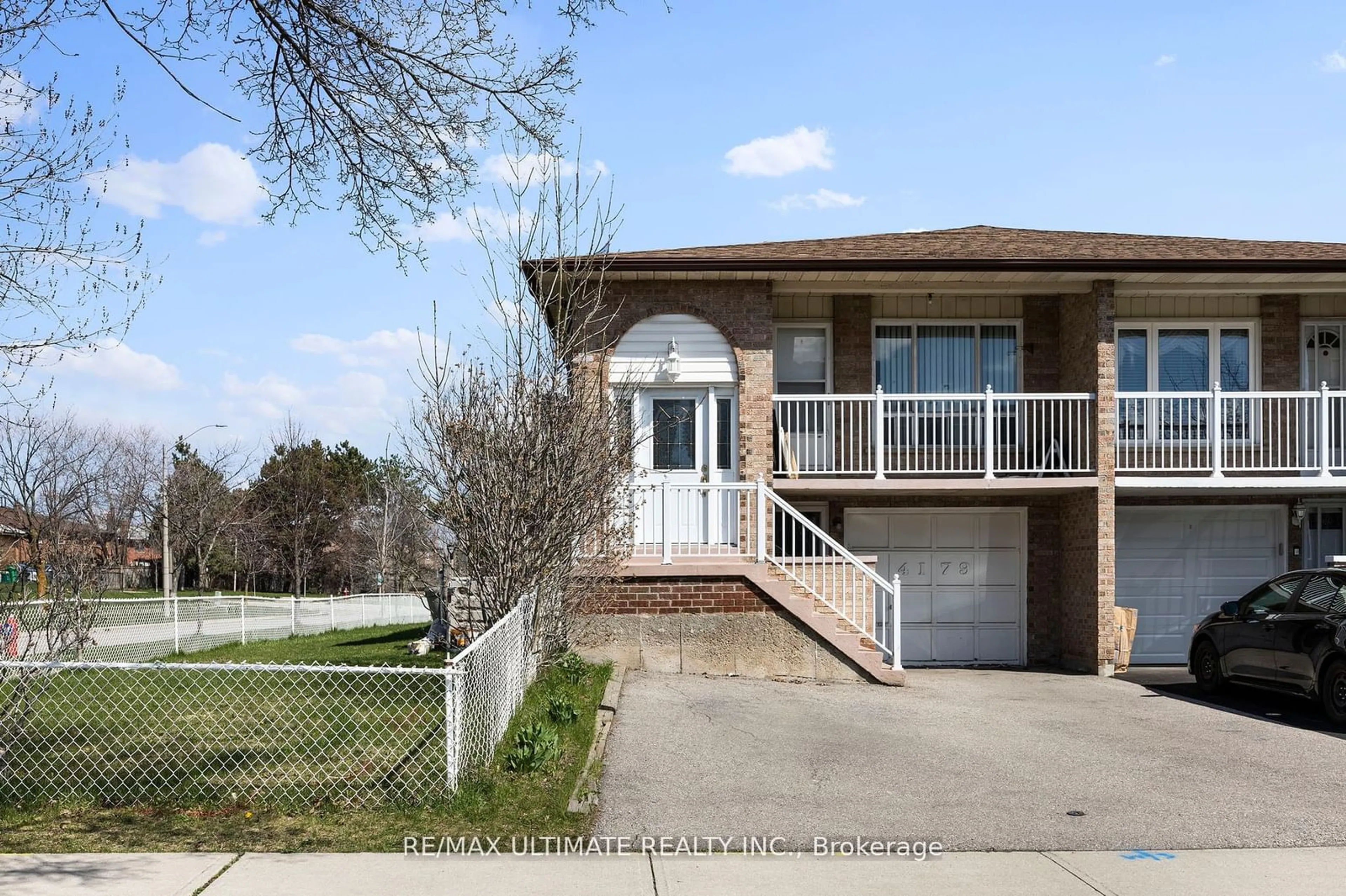 A pic from exterior of the house or condo for 4179 Dursley Cres, Mississauga Ontario L4Z 1J6