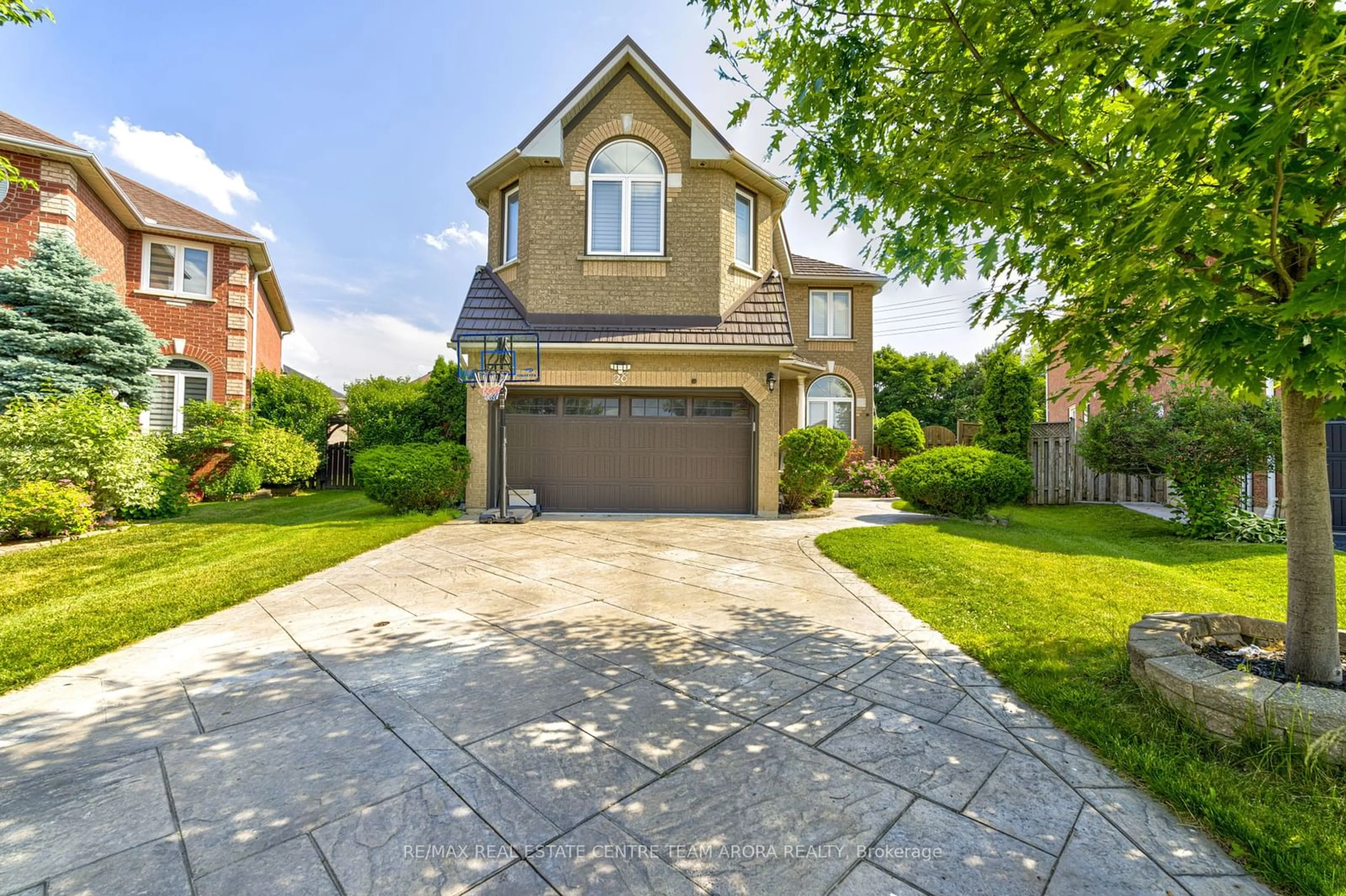 Frontside or backside of a home for 28 Arthurs Cres, Brampton Ontario L6Y 4Y2