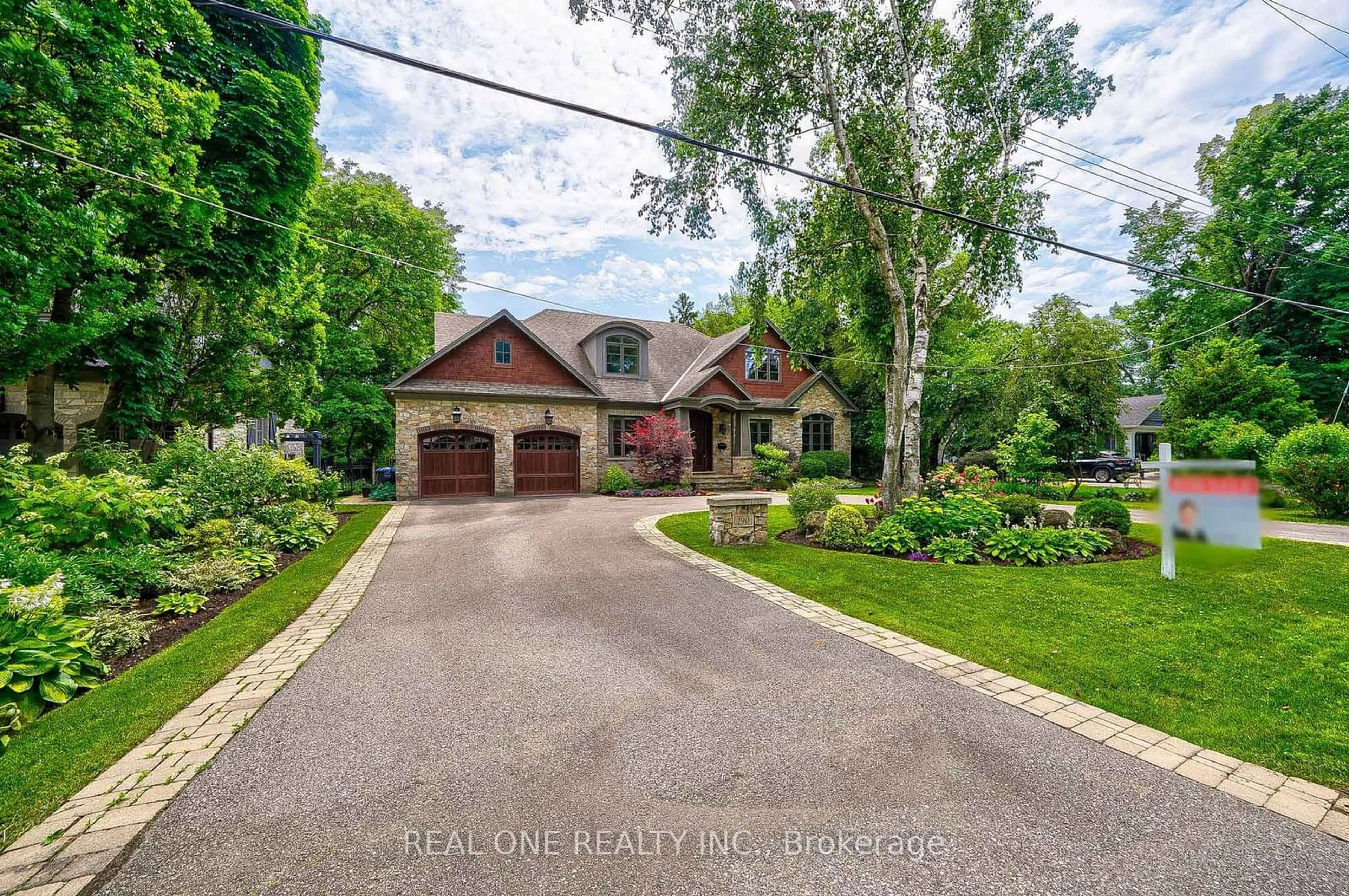 Frontside or backside of a home for 190 Maplewood Rd, Mississauga Ontario L5G 2M6