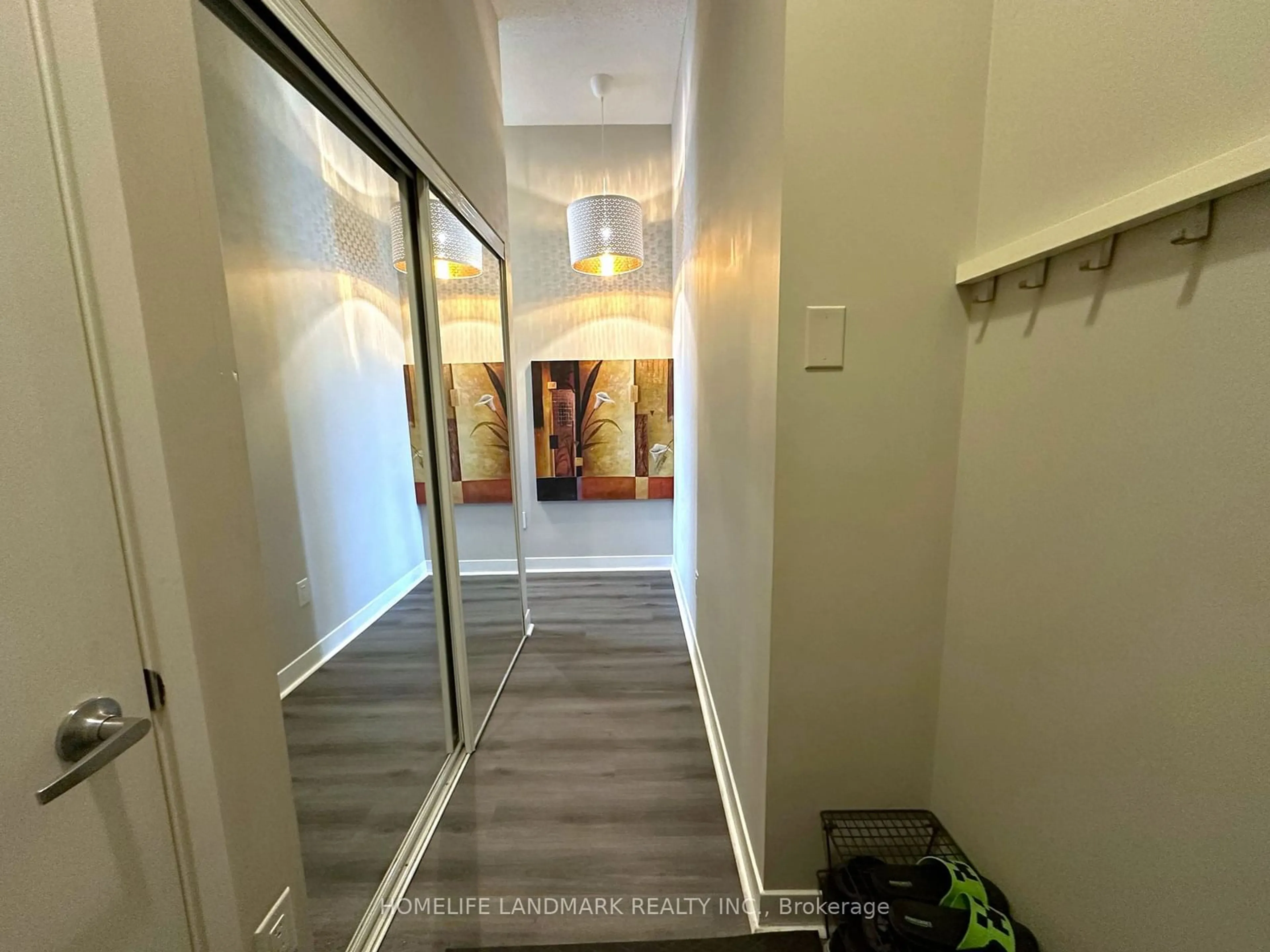 Indoor entryway for 360 Square One Dr #607, Mississauga Ontario L5B 0G7