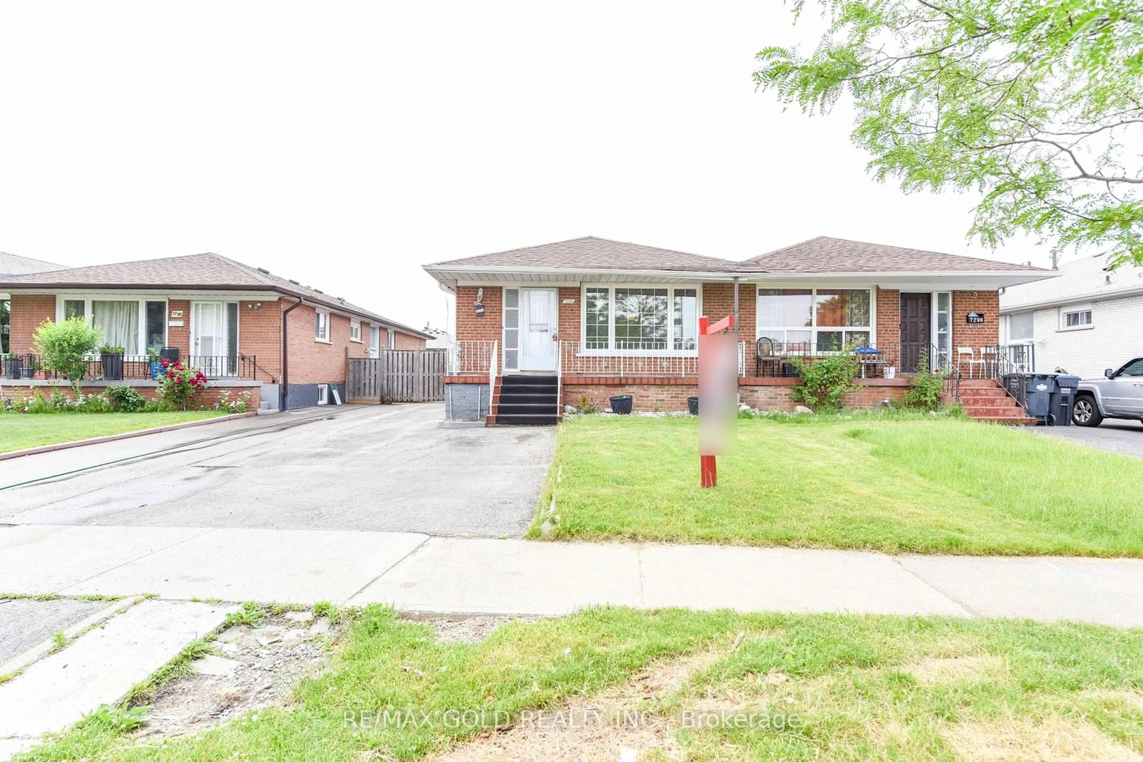 Home with brick exterior material for 7294 Vernor Dr, Mississauga Ontario L4T 2P4