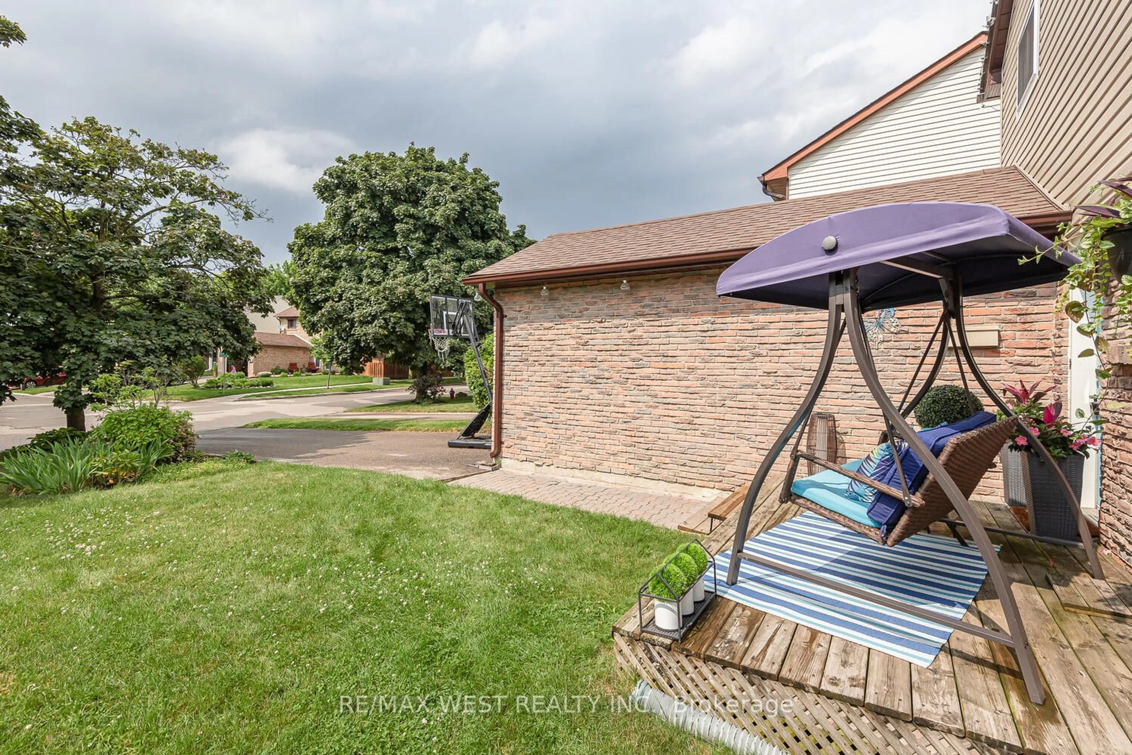 Patio for 19 Dalzell Ave, Brampton Ontario L6Z 1H1