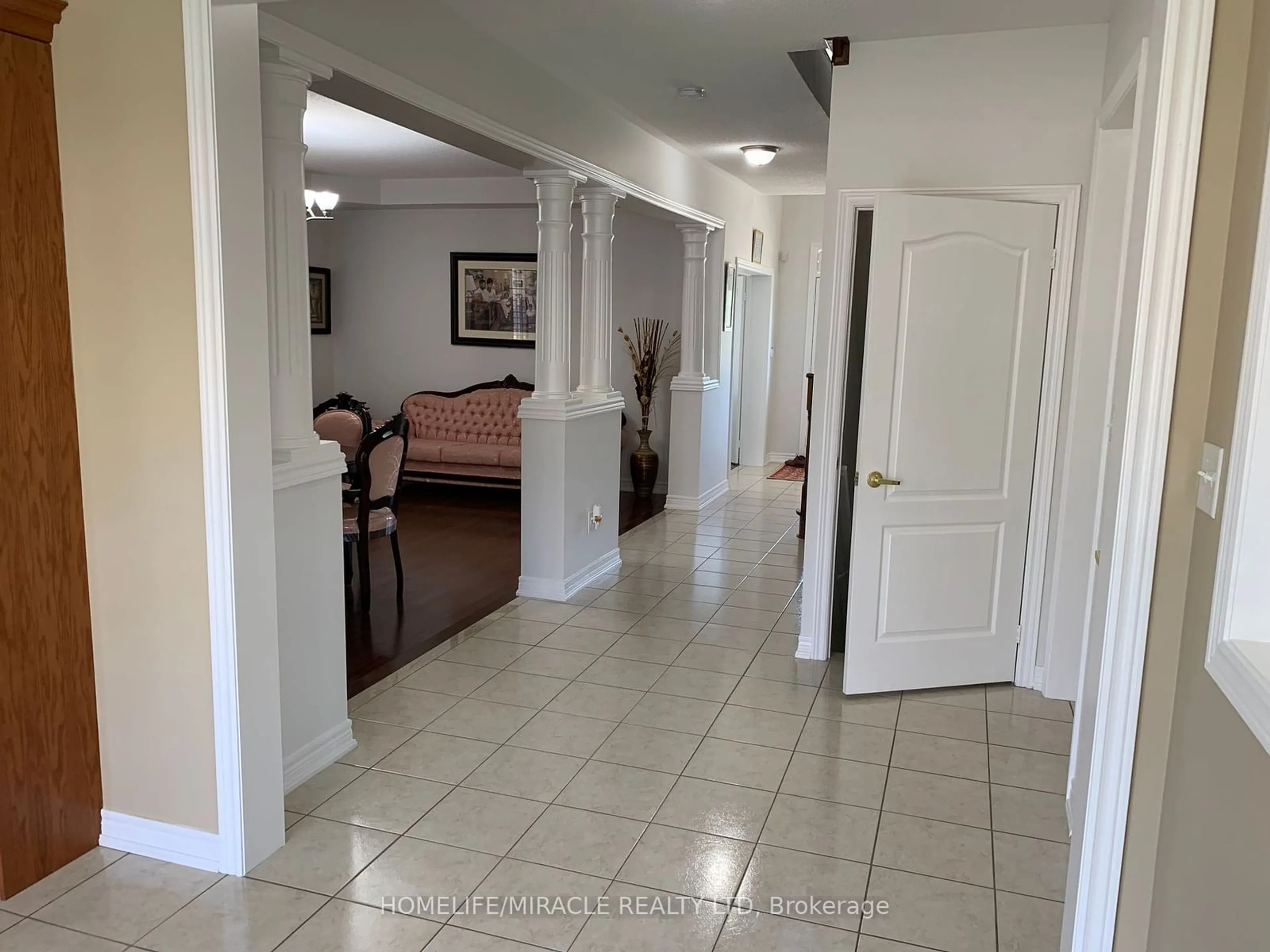 Indoor entryway for 14 Fieldview Dr, Brampton Ontario L6P 2X7