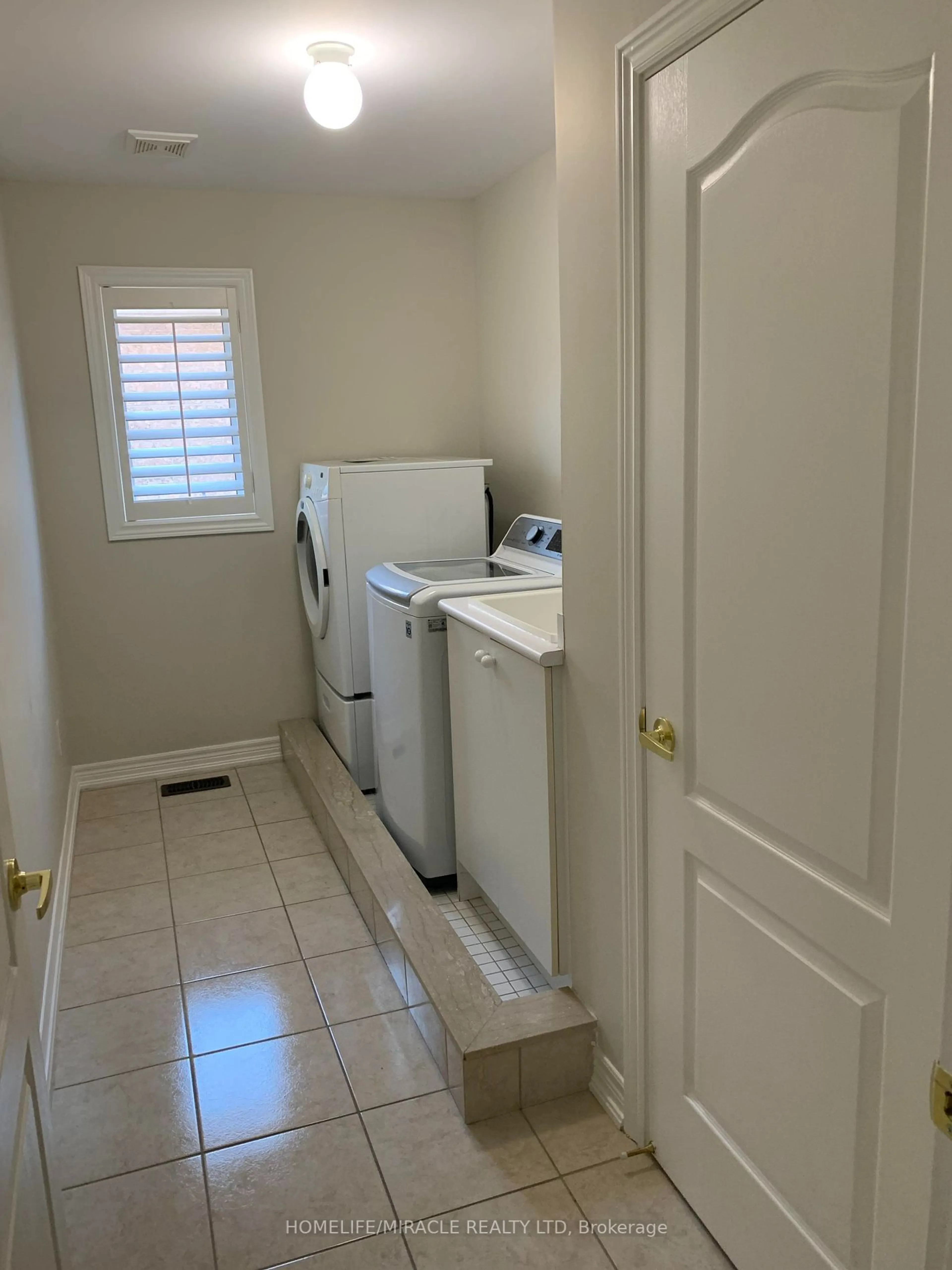 Laundry room for 14 Fieldview Dr, Brampton Ontario L6P 2X7