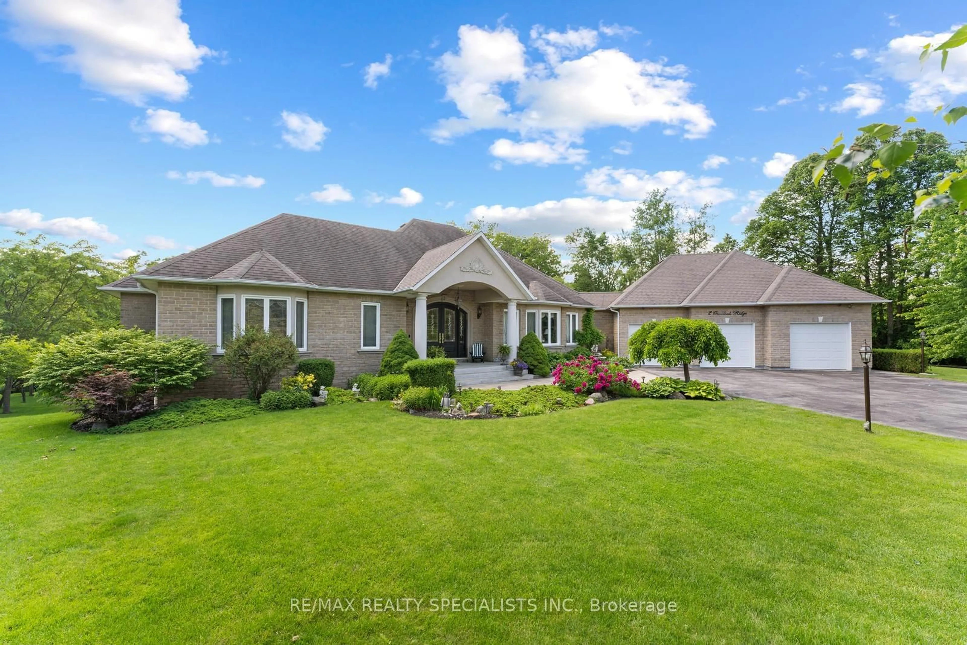 Frontside or backside of a home for 2 Overlook Rdge, Caledon Ontario L7E 5R7