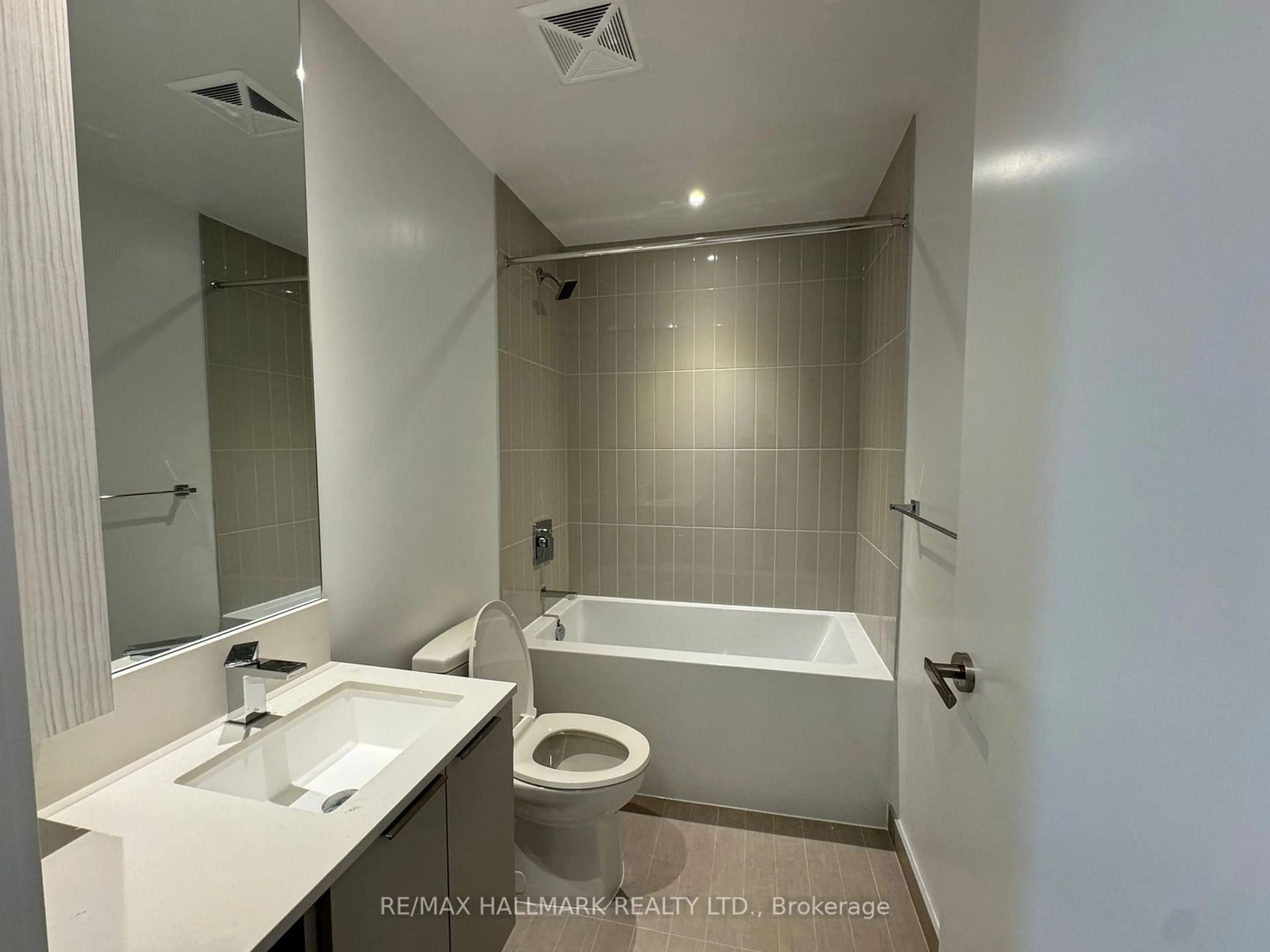 Standard bathroom for 3900 Confederation Pkwy #2903, Mississauga Ontario L5B 0M3