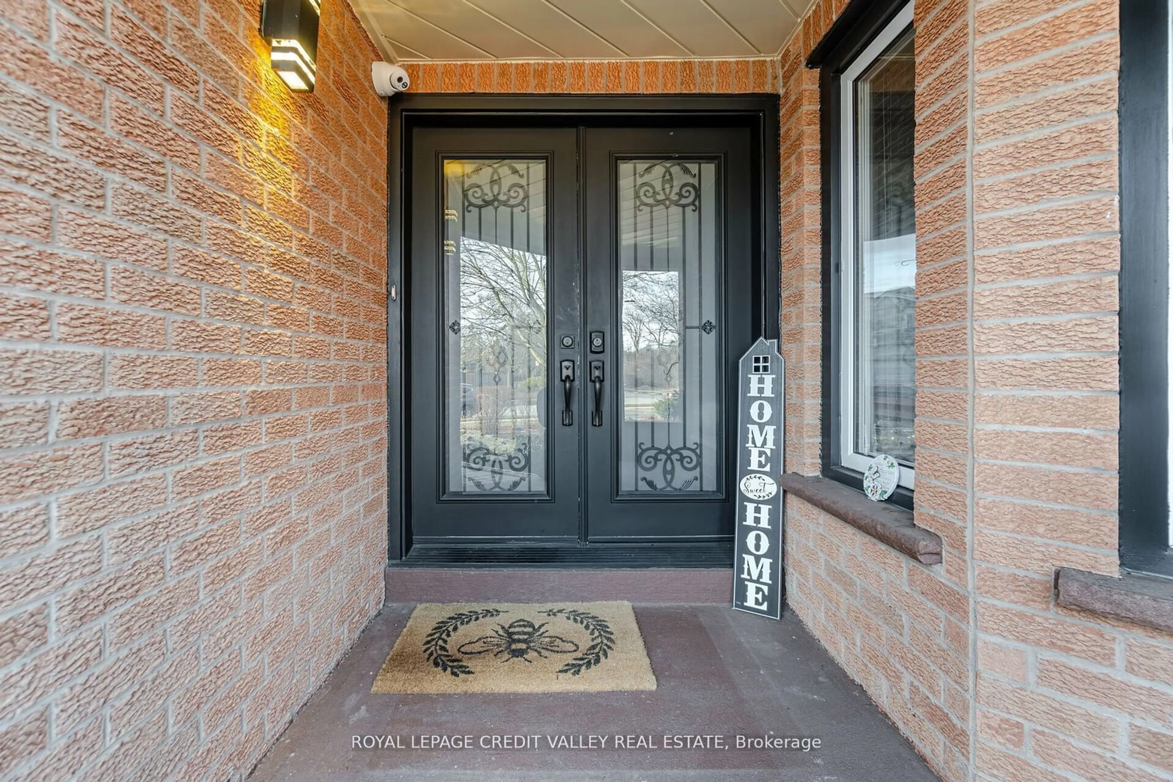 Indoor entryway for 103 Vivians Cres, Brampton Ontario L6Y 4V4