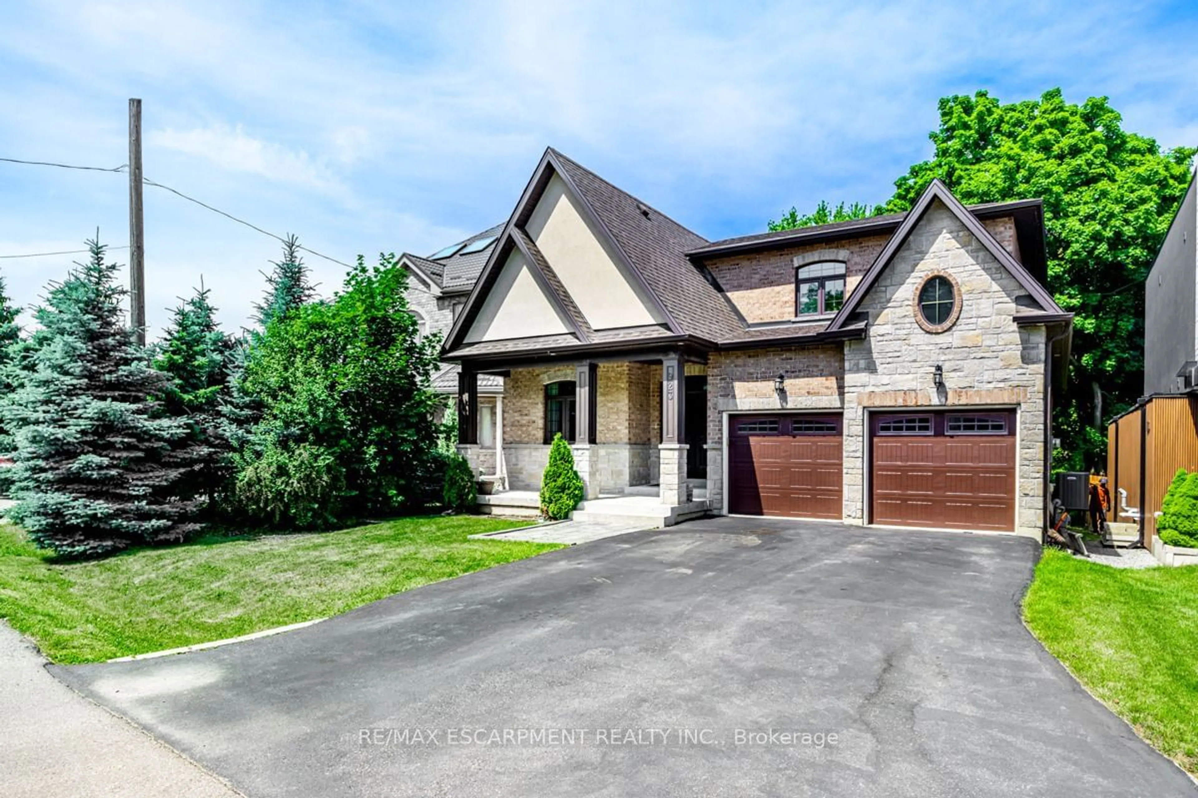 Frontside or backside of a home for 923 Beechwood Ave, Mississauga Ontario L5G 4E3