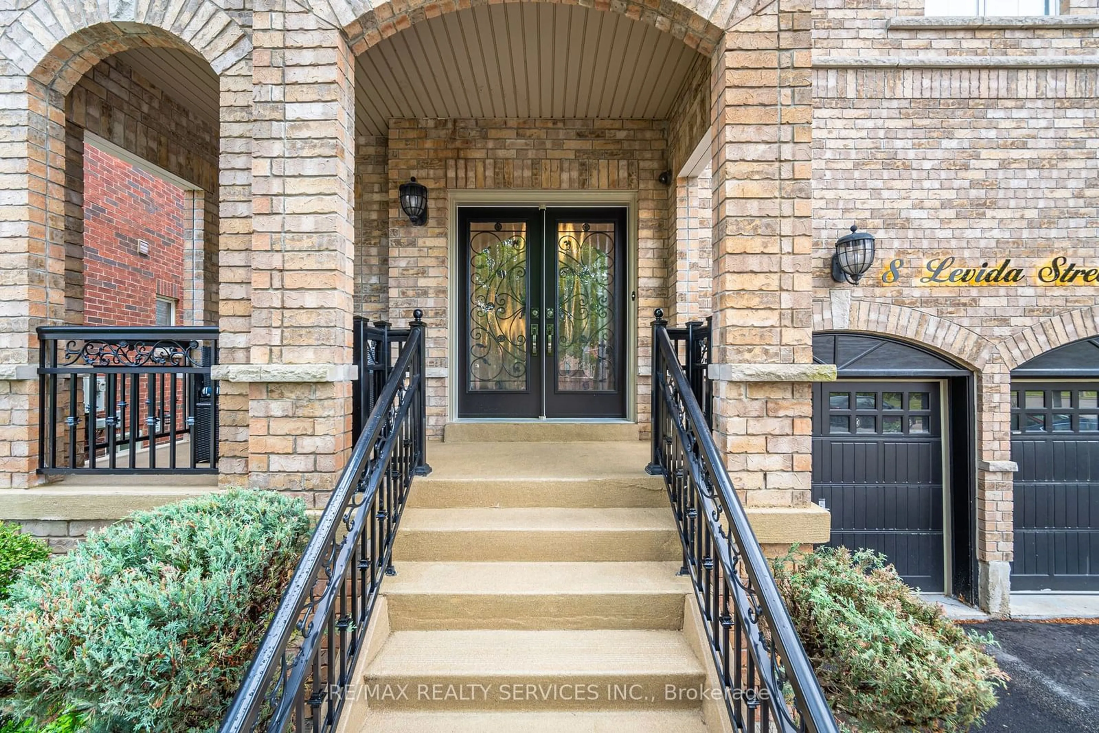 Indoor entryway for 8 Levida St, Brampton Ontario L6P 3A9