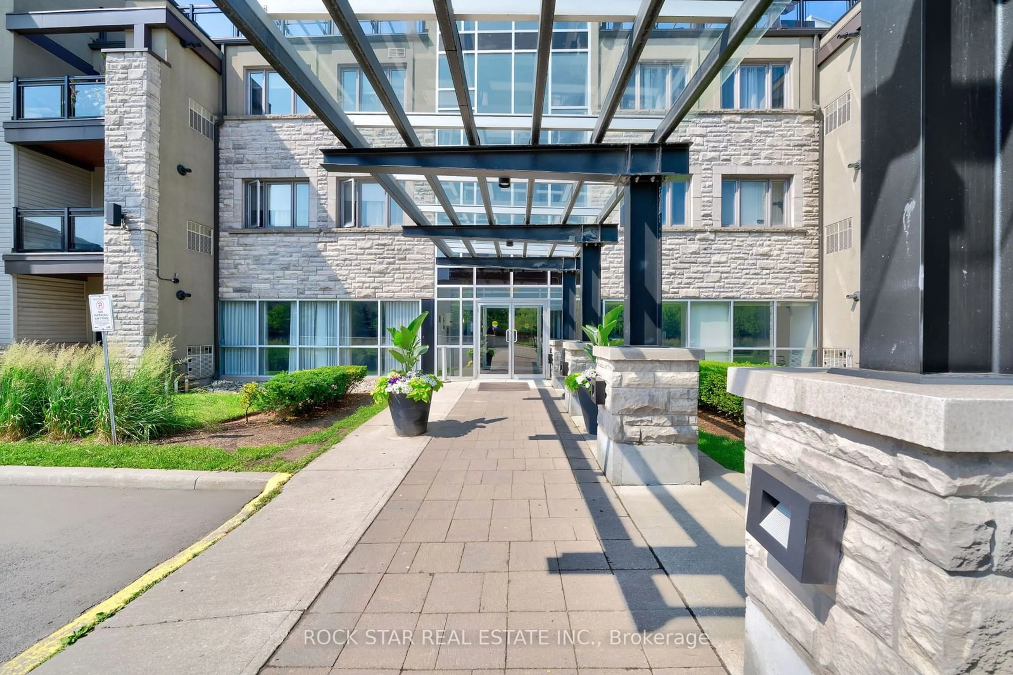 Indoor foyer for 570 Lolita Gdns #405, Mississauga Ontario L5A 0A1