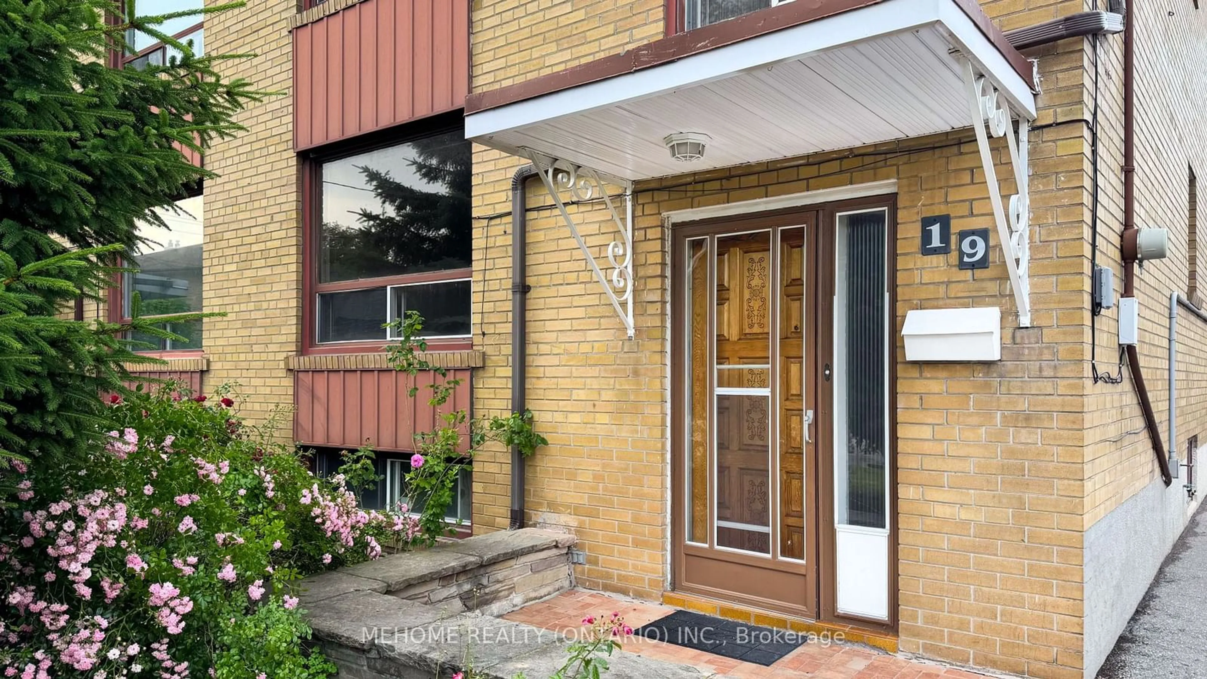 A pic from exterior of the house or condo for 19 Sonnet Crt, Toronto Ontario M6L 1J6