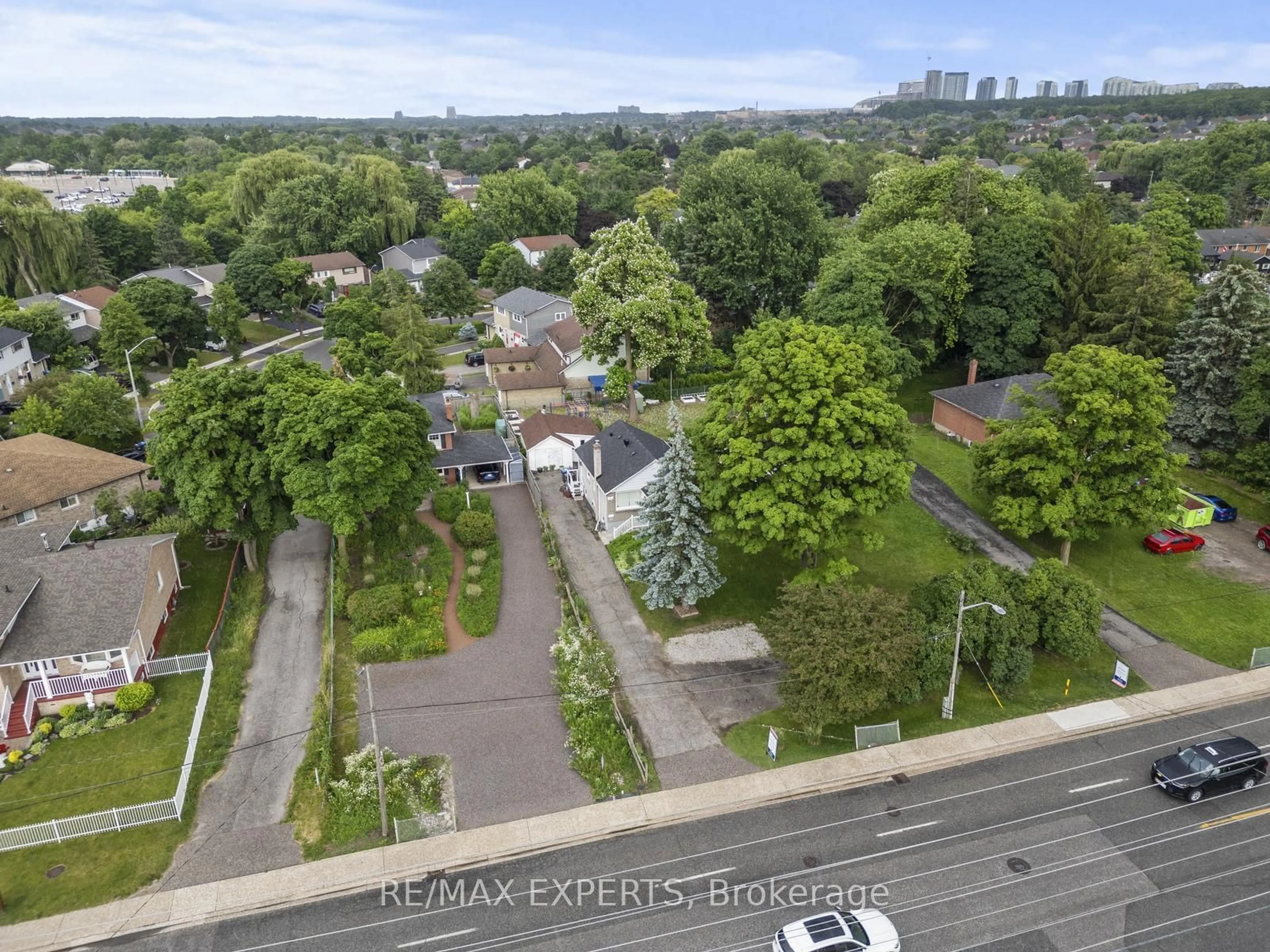 A pic from outside/outdoor area/front of a property/back of a property/a pic from drone, city buildings view from balcony for 69 Thomas St, Mississauga Ontario L5M 1Y6