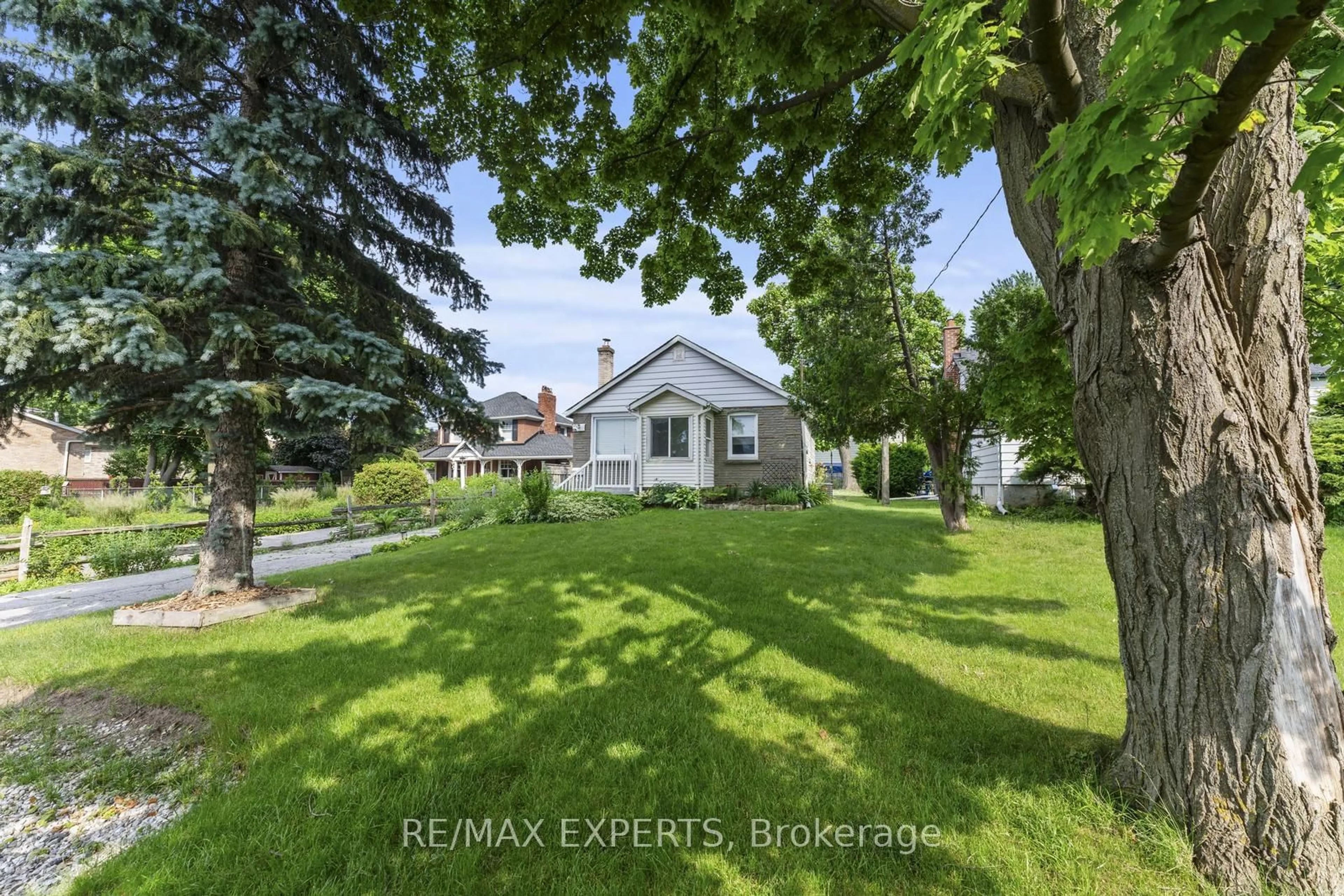 Frontside or backside of a home for 69 Thomas St, Mississauga Ontario L5M 1Y6