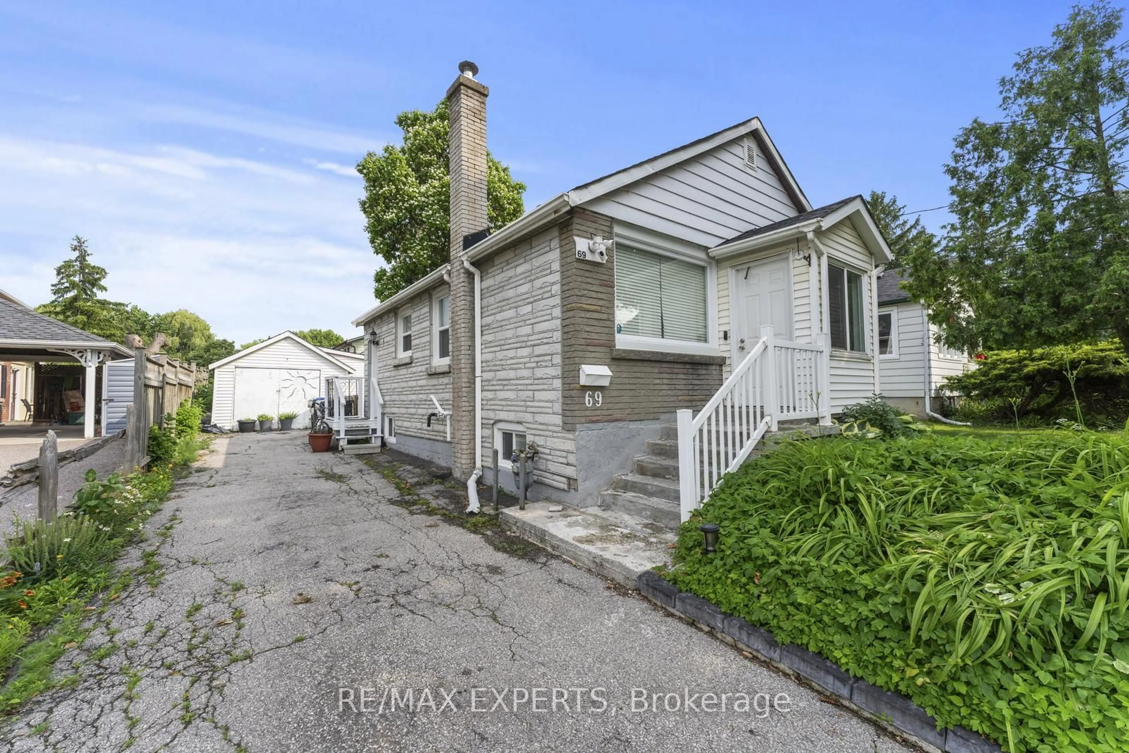 Unknown for 69 Thomas St, Mississauga Ontario L5M 1Y6