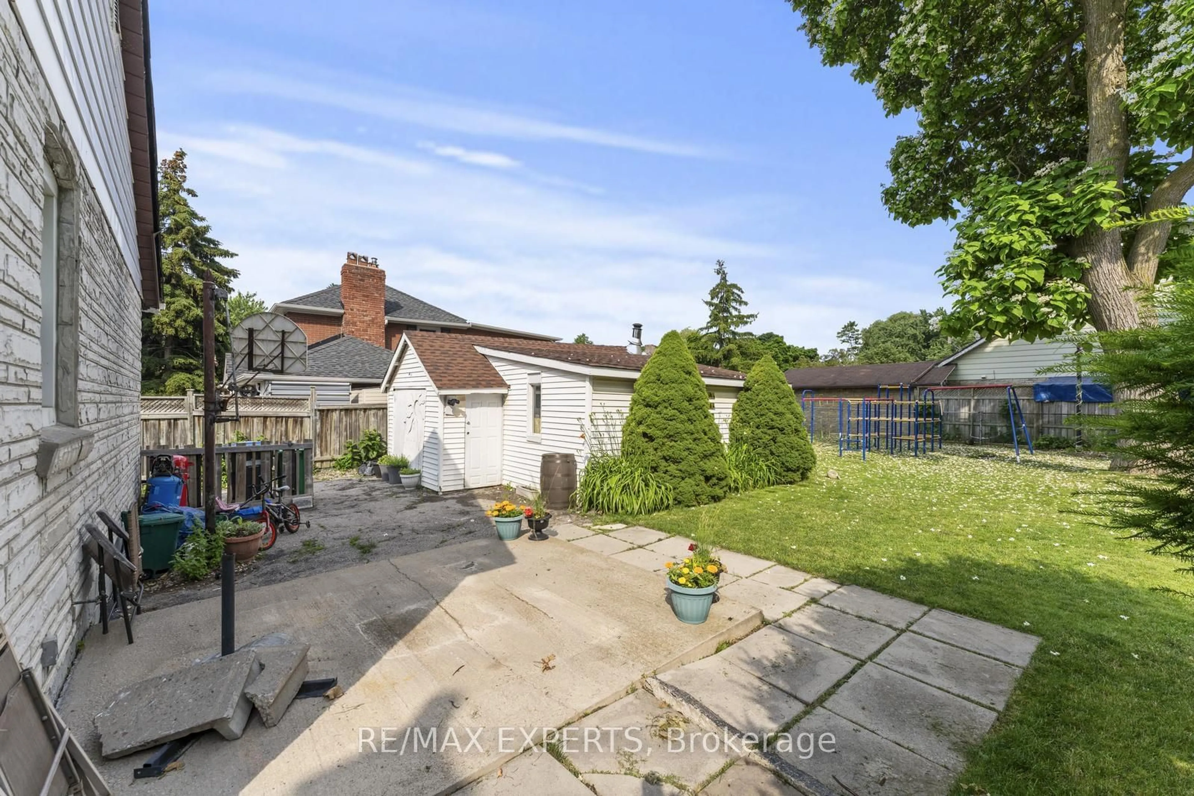 A pic from outside/outdoor area/front of a property/back of a property/a pic from drone, street for 69 Thomas St, Mississauga Ontario L5M 1Y6