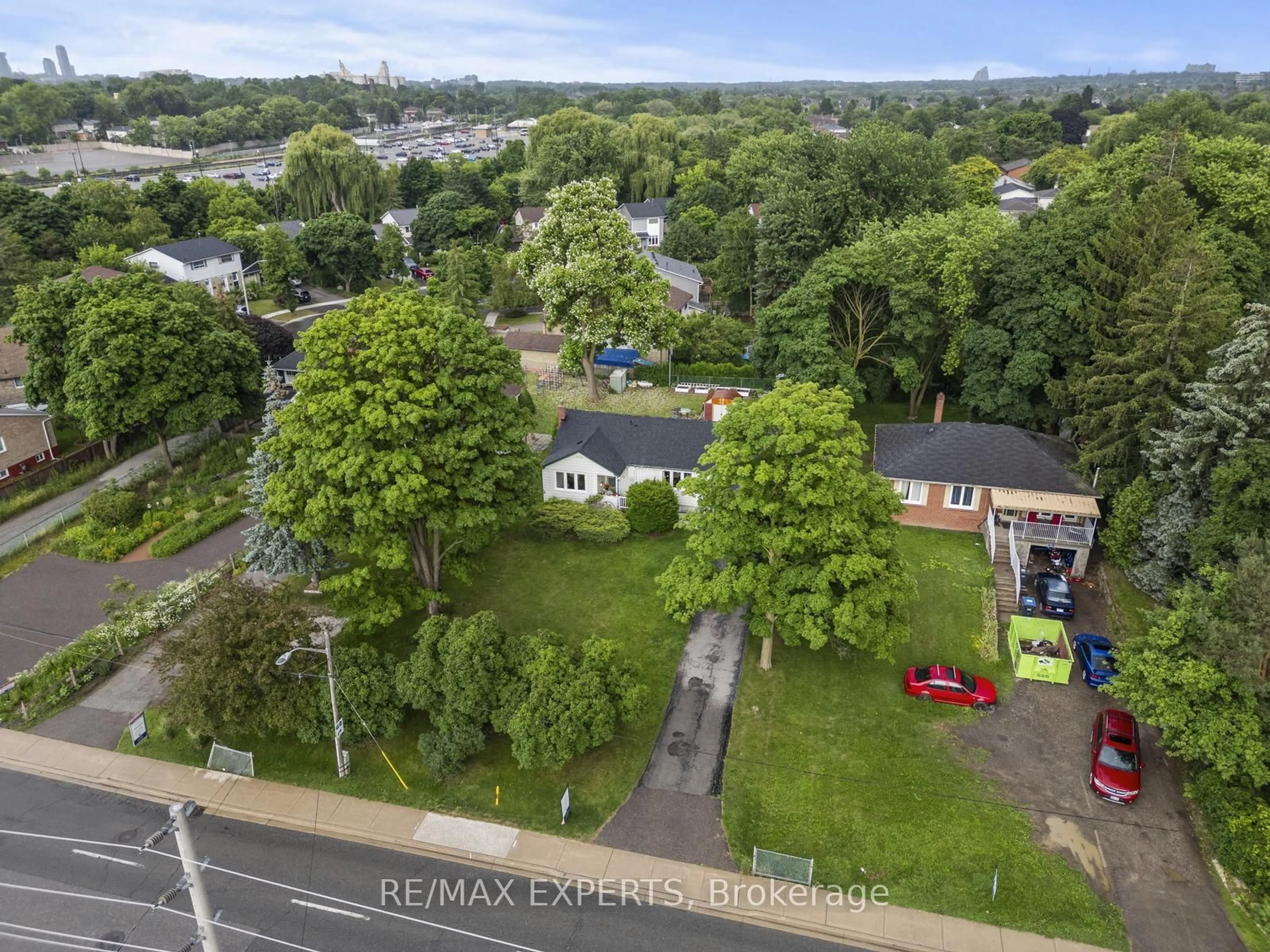 A pic from outside/outdoor area/front of a property/back of a property/a pic from drone, unknown for 71 Thomas St, Mississauga Ontario L5M 1Y6