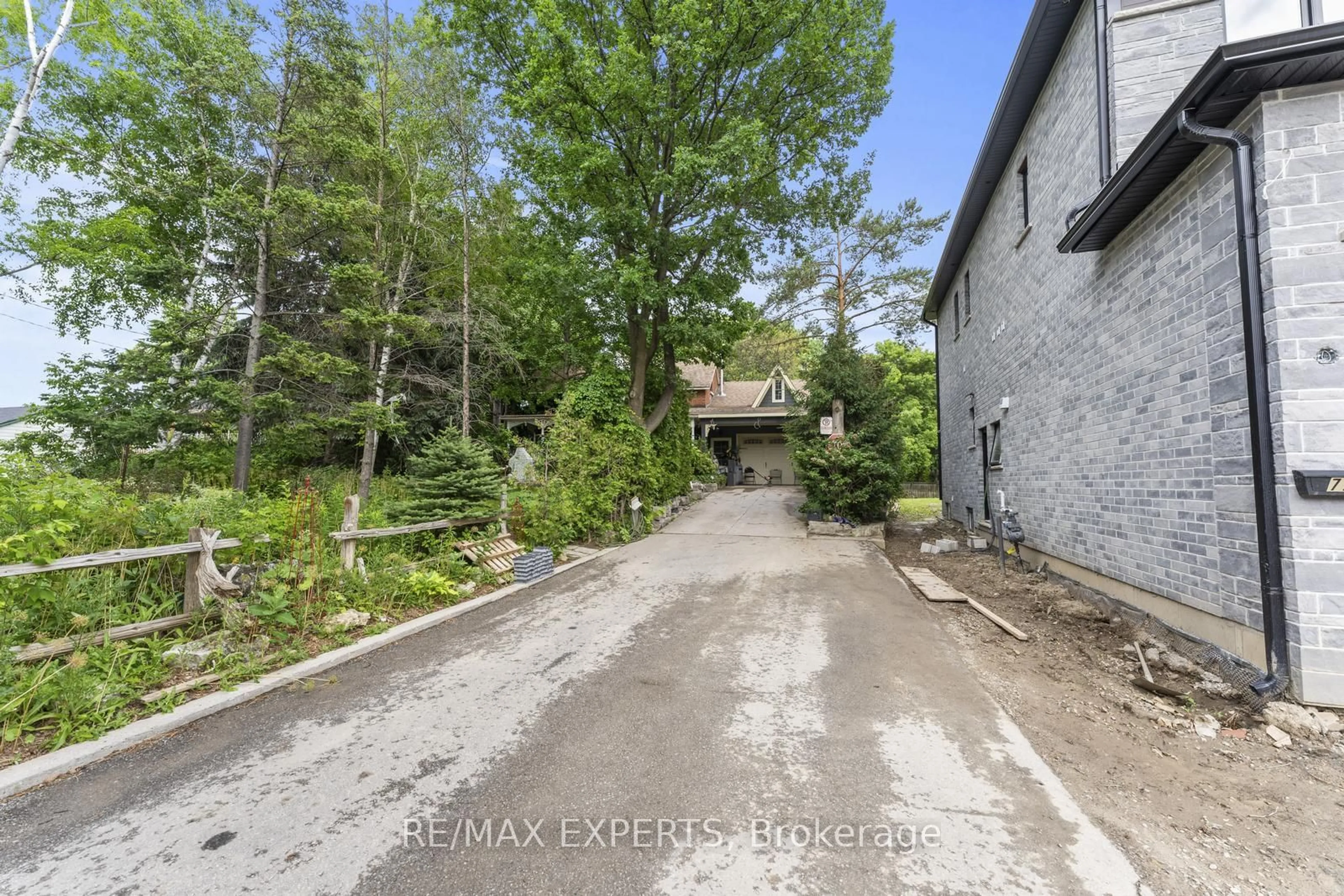 A pic from outside/outdoor area/front of a property/back of a property/a pic from drone, street for 75 Thomas St, Mississauga Ontario L5M 1Y6