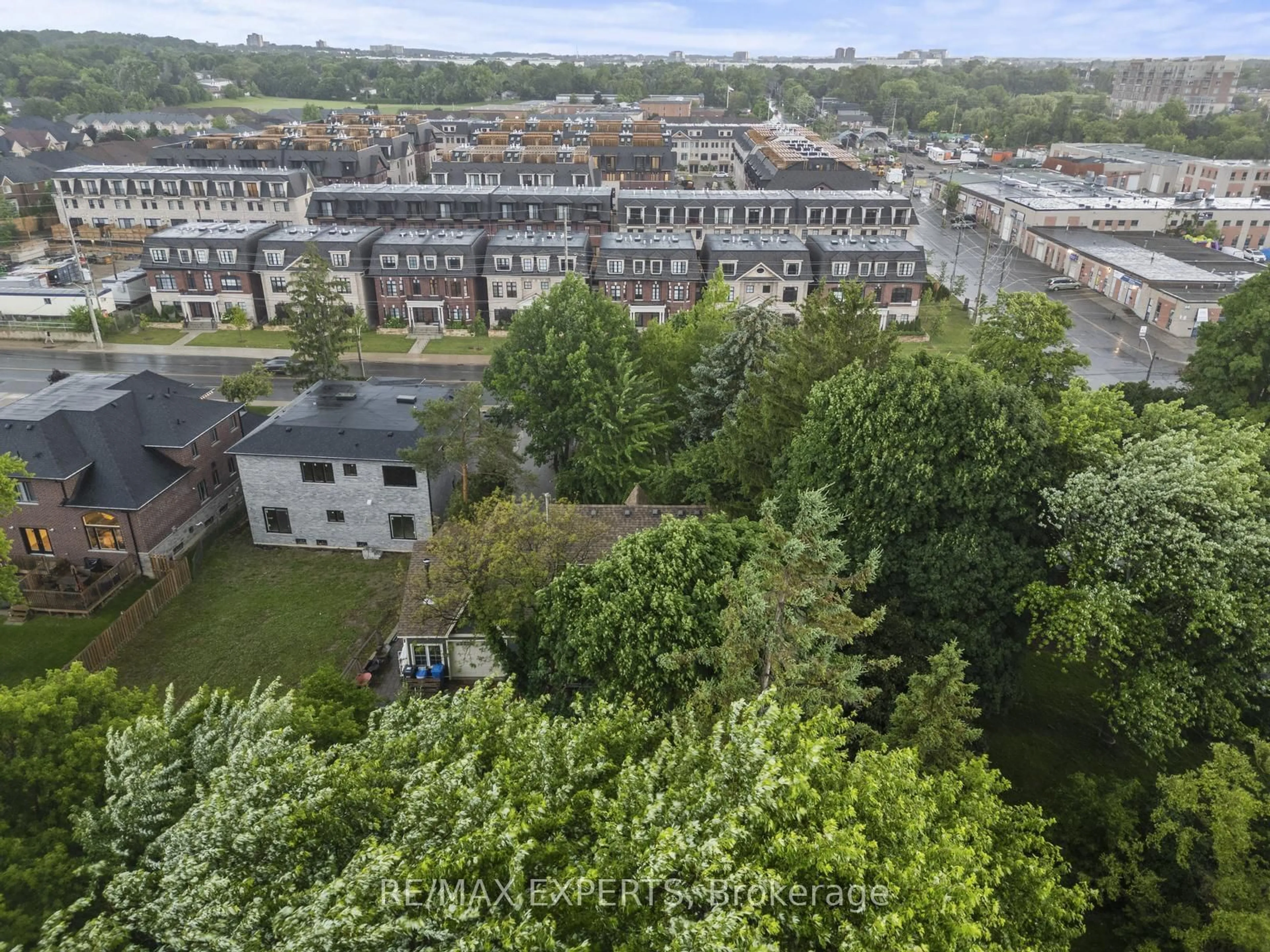 A pic from outside/outdoor area/front of a property/back of a property/a pic from drone, city buildings view from balcony for 75 Thomas St, Mississauga Ontario L5M 1Y6