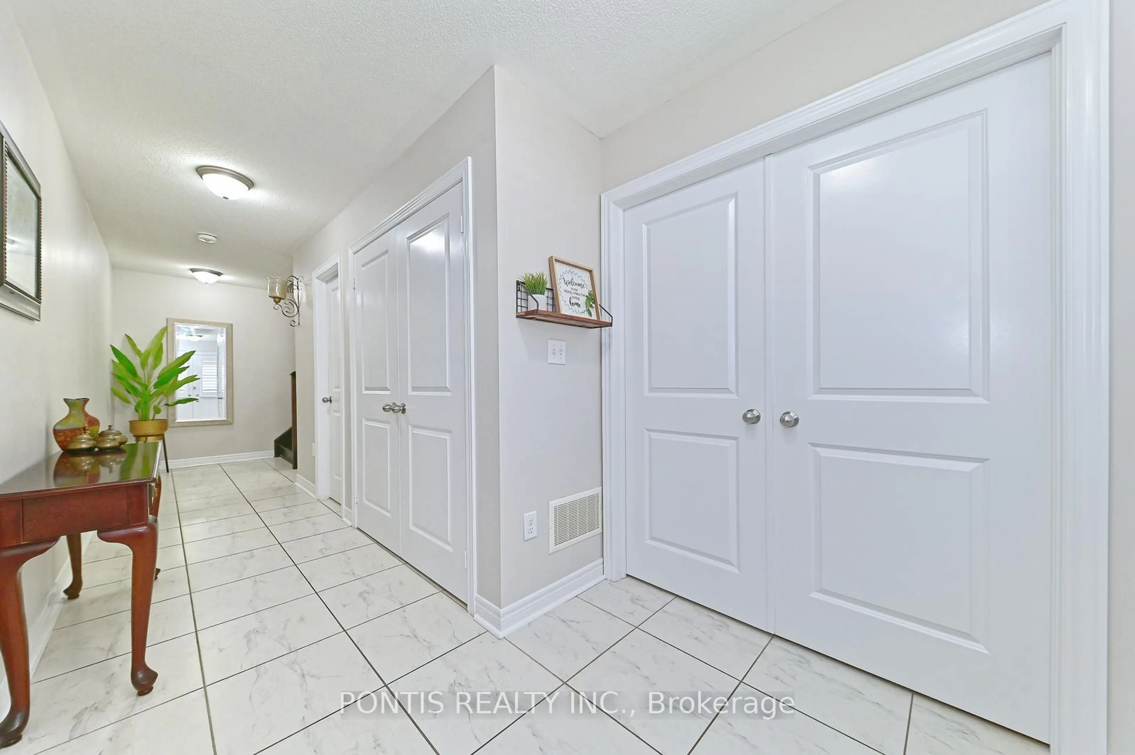 Indoor entryway for 35 Fresnel Rd, Brampton Ontario L7A 4Z2