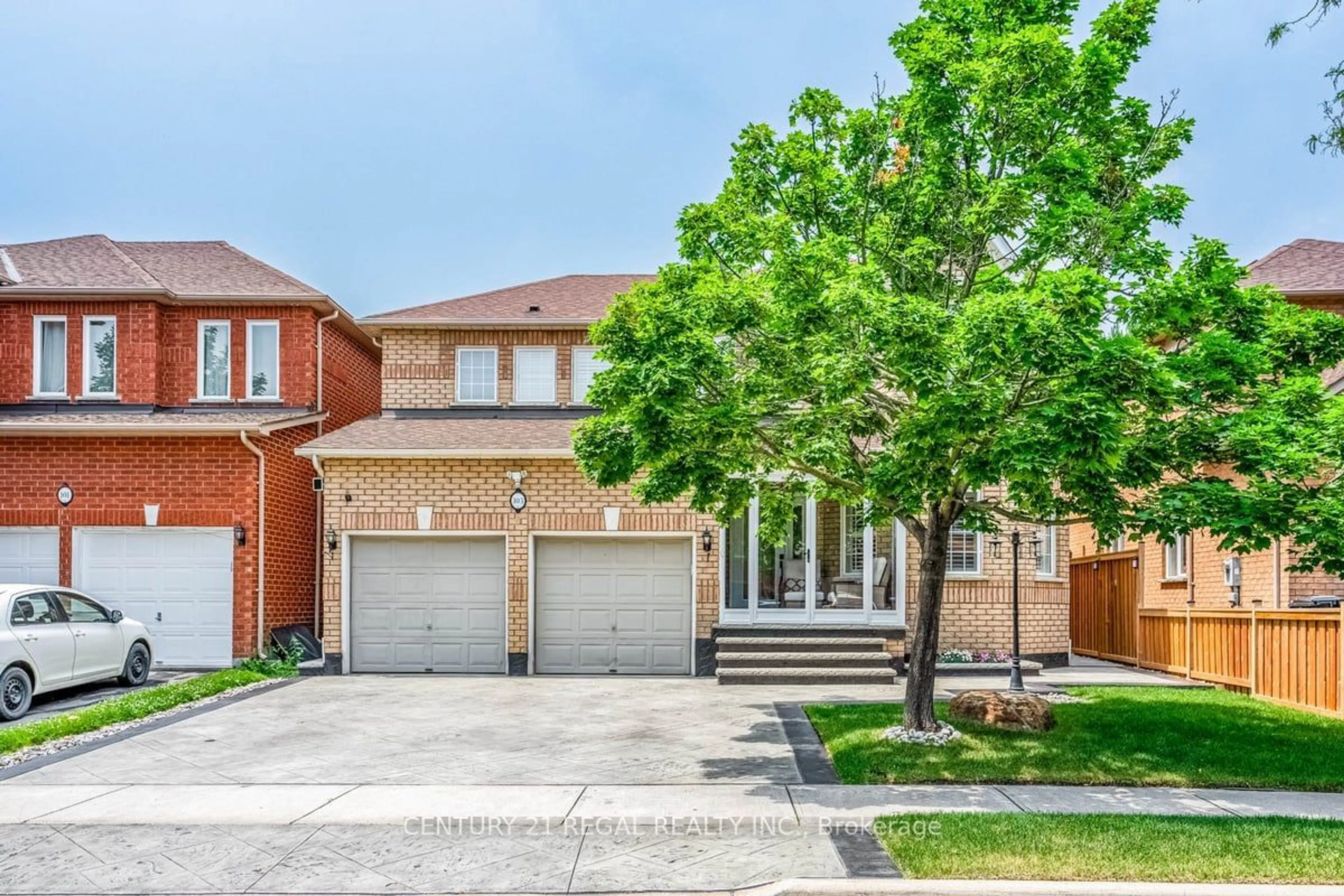 Home with brick exterior material for 103 Woodvalley Dr, Brampton Ontario L7A 2G1