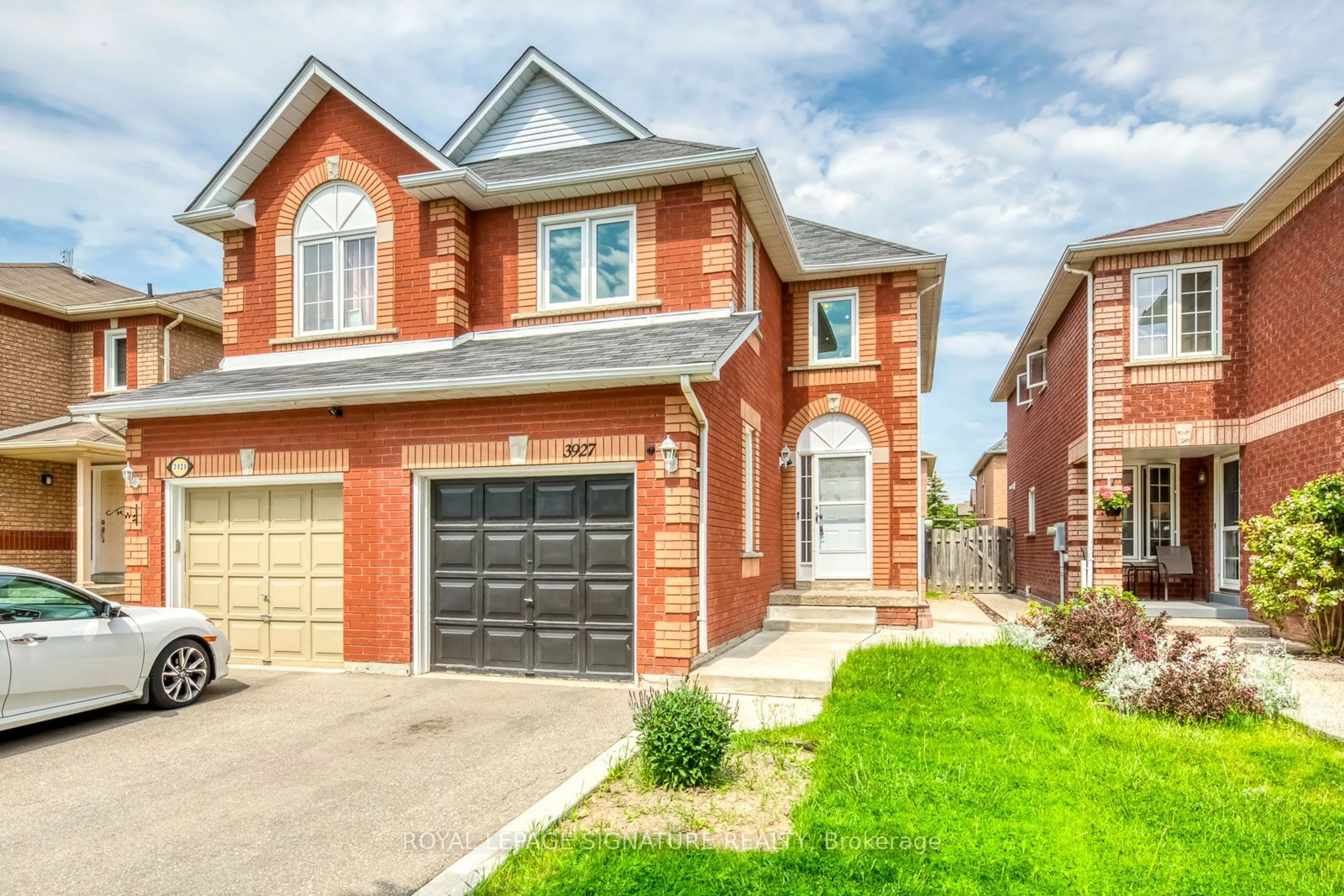 Home with brick exterior material for 3927 Rippleton Lane, Mississauga Ontario L5N 6Z8