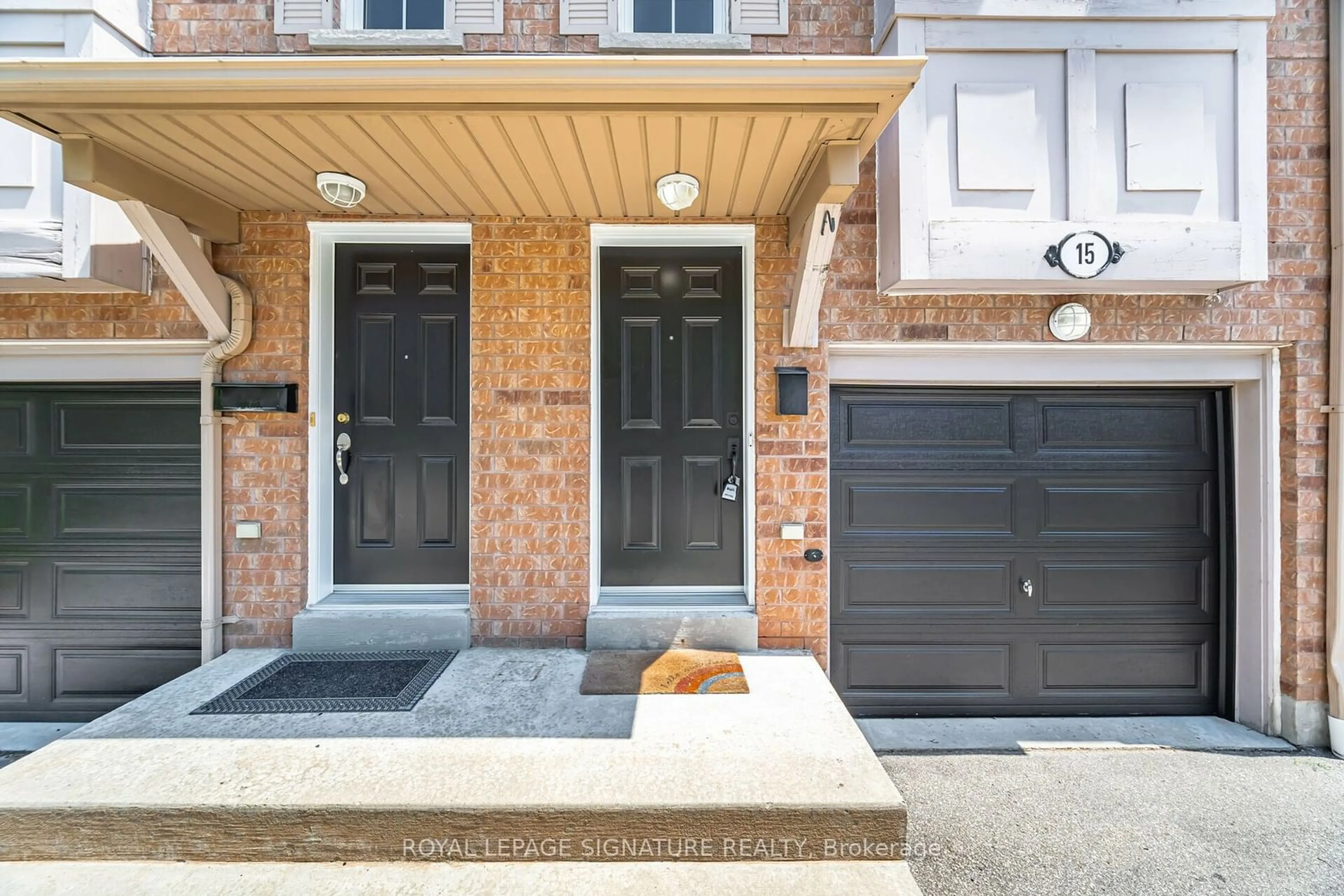 Home with brick exterior material for 1128 Dundas St #15, Mississauga Ontario L5C 1E1