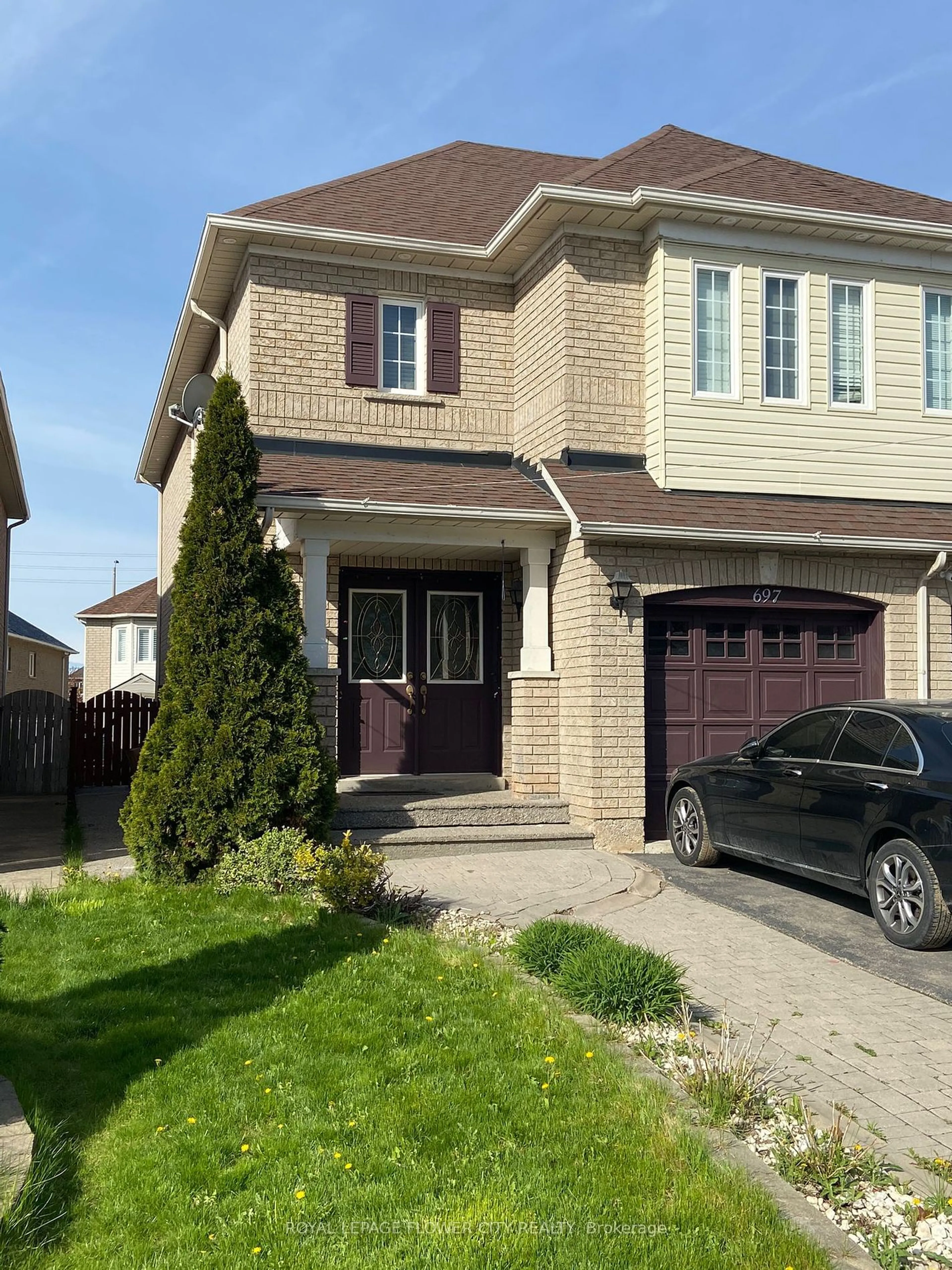 Frontside or backside of a home for 697 Dolly Bird Lane, Mississauga Ontario L5W 1H1