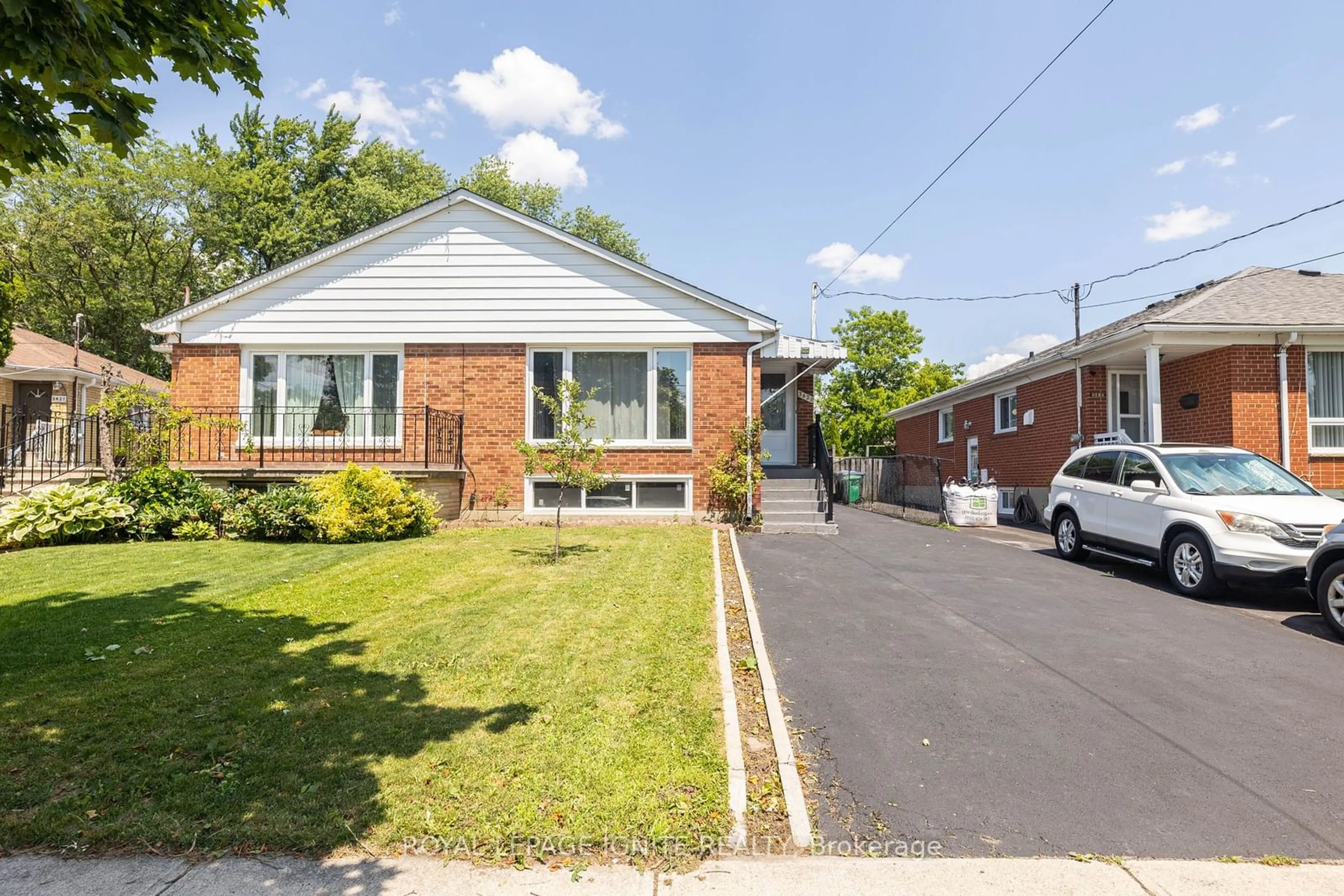 Frontside or backside of a home for 3421 Fellmore Dr, Mississauga Ontario L5C 2E1